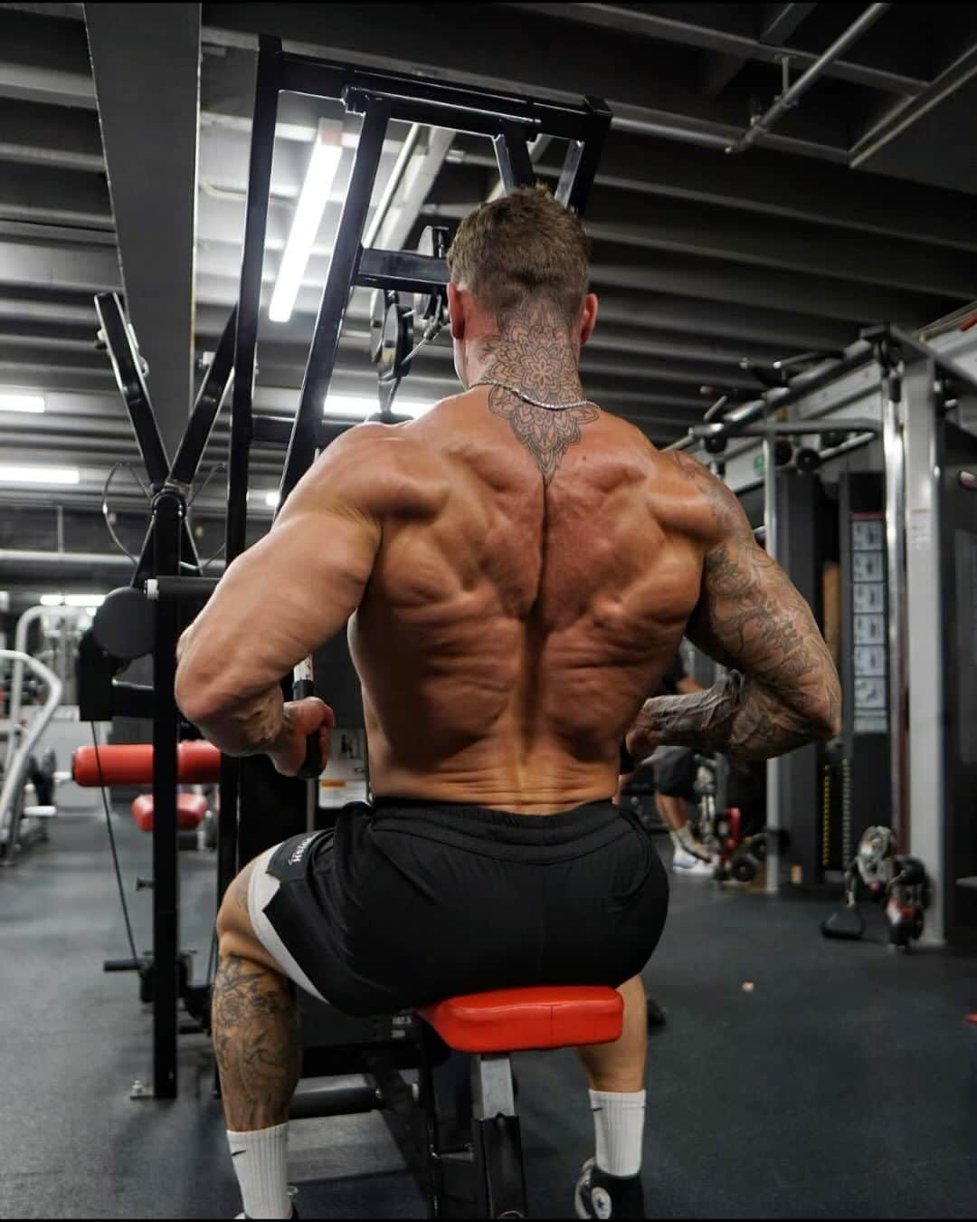 ロス・ディッカーソンのインスタグラム：「Back Attack💪Save & smash this size building back workout | Tag@ a friend who needs this! - (Get Outside Your Comfort Zone) Seated Row Machine - 4 x 8-10 Weighted Pull Ups - 4 x 8-10 DB Pull Overs - 4 x 8-10 Lat Pull Down - 3 x 10-12 DB Upper Back Row - 3 x 10-12 (90sec Rest Between Sets & 2min Between Exercises, DON’T BE A B*TCH) - Want Me As Your Coach? Get faster results with your custom plan designed by me. Join 1,000’s of others & get involved today! Find out more by clicking the link in my bio, let’s do this! - #backworkout #back」