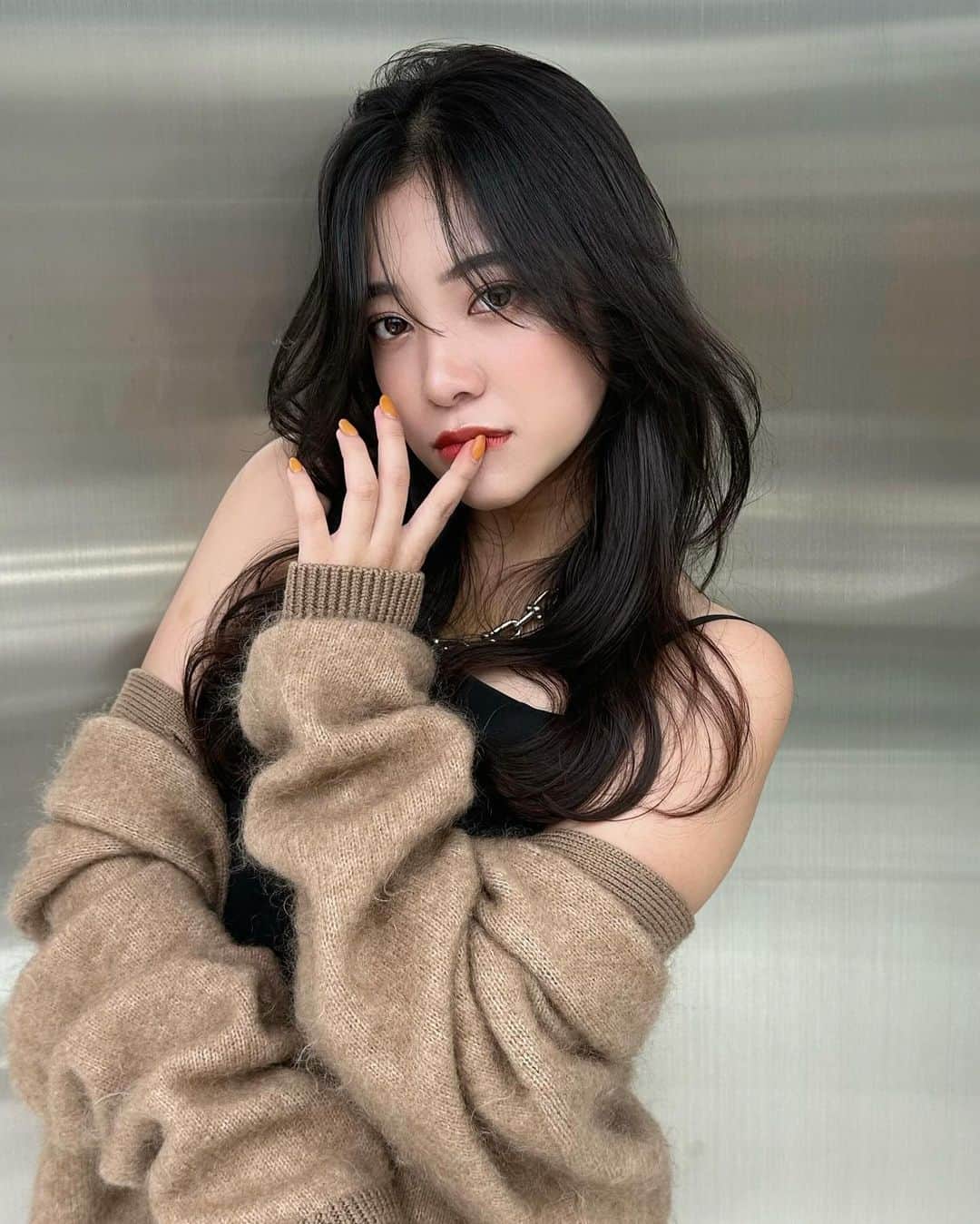 中村雄樹のインスタグラム：「@nittamio_official  イメチェン任せてくださりありがとうございました🙇‍♂️🙌 自然な小顔シルエットと毛流れを叶えるレイヤーカット:網紅髮🇨🇳 . . . 『10代〜30代限定 指名料サービスcoupon🎟️』 📛レイヤーカット＋高保湿トリートメント  ¥5,500 📛レイヤーカット＋ワンメイクカラー＋高保湿トリートメント ¥9,900 📛レイヤーカット＋デザインブリーチ ¥18,700 ※指名料¥3,300がサービスになります ※カラーメニューは別途ロング料金有 . . . 2023/9/1 New Open REDEAL SHIBUYA. . 中華美人叶う網紅ヘア🇨🇳になれるヘアサロン✂︎ :wang hong hair  . . @redeal_hair  .  ⚪️#ディスコネレイヤーカット ⚪️ . "繋げていない" レイヤーカットを称して ディスコネレイヤーカットと名付けました。  近年ショートスタイルでは定番化していたディスコネ。これをボブ〜ロングに生かしたカットデザインです。 . REDEALではブリーチカラーのお客様も多いのですが、 レイヤーは入れすぎるとハイトーンは特に "中間がパサつく"ので傷んで見えます。 ですがこのレイヤーカットはそれがないです。 . . "繋げてない"からこそのメリットを大きく5つに分けると . ⚪️軽くなり過ぎずに"巻きやすい毛束"を作れる ⚪️"中間がパサつかない"ので傷んで見えない ⚪️全体の"重さ"は残るのでスカスカしない ⚪️繋げないところがあるため工程が少なくカット時間も短い ⚪️後ろにはレイヤーが少ないので寝癖になり辛い . . REDEAL考案の "ディスコネレイヤーカット" 鏡越しの毎朝が楽しみになります。  . . . 🔍REDEAL SHIBUYAのカラーの"こだわり" . こちらにupさせて頂いてるスタイルは基本 "1ブリーチ"での仕上がりが多いです。 理由として、 . . 🔍低温ブリーチでの施術 :当日の施術時間は熱を出さないためにじわじわブリーチ致します . 🔍入念に行う"カウンセリング" 現在の状態と"なりたいイメージ像"の可能かどうかも含めてか擦り合わせてなるべく1ブリーチで理想の仕上がりになる計画を一緒に立てます。 . . . .  . . . . . . . 🟡ご新規のご予約方法🟡 基本はREDEAL SHIBUYA のホットペッパーかお電話よりご予約ください。 . 🟥ホットペッパー （アプリ又はGoogleで大宮REDEAL SHIBUYAで検索） 🟨 📞 03 6416 9152 . ※基本的に営業時間以外もご予約できるのとポイント付くのでホットペッパーを推奨しております . 【お問い合わせ方法】 お電話のみとさせて頂きます。 🟨📞 03 6416 9152 . . . 🟡メニューの選び方🟡 .  【✂︎カット✂︎】 ⚪️ディスコネレイヤーカット 重さを残したレイヤースタイルをされたい方はこちらのメニューを選択してください。 ⚪️トリミングカット 乾いた状態でカットが完結するレベルの毛量調整や毛先の調整の方はこちらがおすすめです。 ⚪️デザインカット 上記２つ以外のショートやボブカット等々ご希望の方はこちらのメニューをお選びください。 . ※基本当日追加可能です✂︎ .  【🎨カラー🎨】 メニューがわからない場合 🔴ブリーチ有メニュー（4〜5時間前後） 🔵ブリーチ無メニュー（2時間前後） どちらかでご予約頂けましたらある程度お時間に限りはござまいすが当日変更等の対応はできますのでご安心ください。その日の気持ちをカウンセリングさせて頂き、ご提案をさせて頂きます  【🌿トリートメント🌿】 基本的に10分前後の施術になります。 事前のご予約、当日の変更も対応可能です。 . . ※施術料はその日の適切な金額をカウンセリングでお伝え致しますのでご安心ください ※ご予約状況でメニュー変更が難しい場合もございますので予めご了承ください . .  . . . REDEAL SHIBUYA . 東京都渋谷区宇田川町3-10 いちごフィエスタ渋谷3階  . 渋谷美容室 カミカリスマ "受賞"ヘアサロン . . . . . . . .  .  #レイヤースタイル #小顔カット #小顔ヘア #アッシュグレー #ワンカール  #中国ヘア #レイヤー #レイヤーカット #ワンホンヘア  #レイヤーカットロング  #ダークトーンカラー #ザクザクレイヤー #ウルフヘア #渋谷美容室 #東京美容室  #ミディアムレイヤー #後毛 #後毛カット #サイドバング #渋谷レイヤーカット  #ロングウルフ #フェイスレイヤー #姫カット #ミディアムウルフ #ウルフカット」