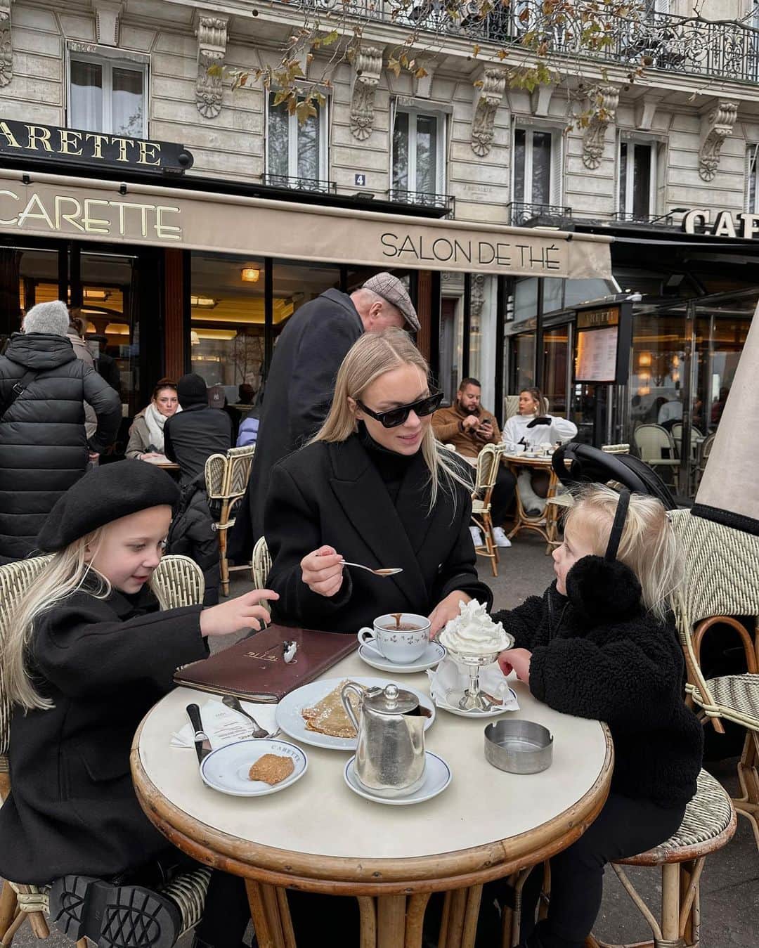 Victoria Törnegrenさんのインスタグラム写真 - (Victoria TörnegrenInstagram)「Lovely moment drinking hot chocolate with whipped cream an autumn day in Paris 🤍 ps Minnie shows the only right way to eat it (last slide, lol).」11月17日 0時19分 - victoriatornegren
