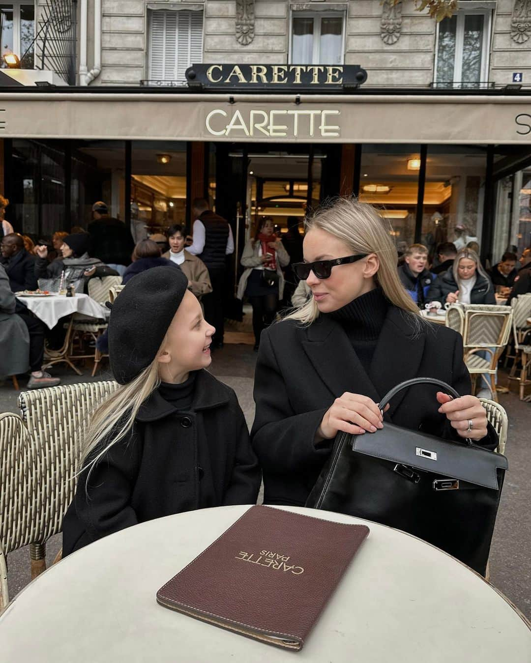 Victoria Törnegrenさんのインスタグラム写真 - (Victoria TörnegrenInstagram)「Lovely moment drinking hot chocolate with whipped cream an autumn day in Paris 🤍 ps Minnie shows the only right way to eat it (last slide, lol).」11月17日 0時19分 - victoriatornegren