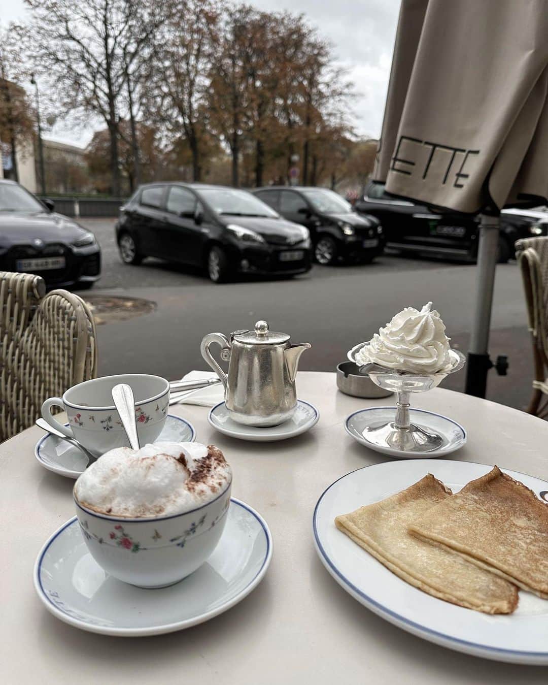 Victoria Törnegrenのインスタグラム：「Lovely moment drinking hot chocolate with whipped cream an autumn day in Paris 🤍 ps Minnie shows the only right way to eat it (last slide, lol).」