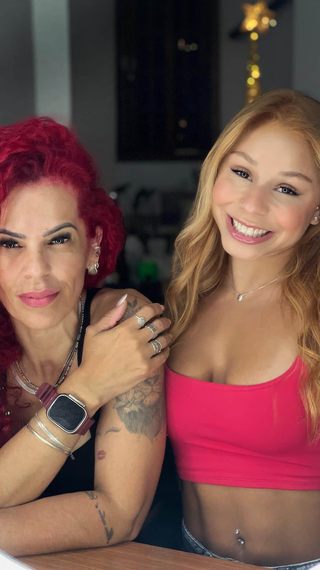 フラヴィア・サライヴァのインスタグラム：「E vamos conferir a transformação da nossa ginasta medalhista, que tanto orgulho nos dá , com sua dedicação , superação e humildade .  Obrigada por ser incrível , já falei e vou repetir: SOU FÃ ! E me sinto grata por ser a sua HAIR Stylist OFICIAL !!!! Como o seu pedido é uma ordem , criei um ruivo exclusivo para você .  #mechas #loiros #loirosdossonhos #expert #especialistaemloiros #educafora #inspiração #diva #mulher #mulhermadura #atitude #mudei #meamo #cabelos #marciavieirastudio #mvstudio #loirosdeaaz #cachos #cacheadas #ruiva #gin」