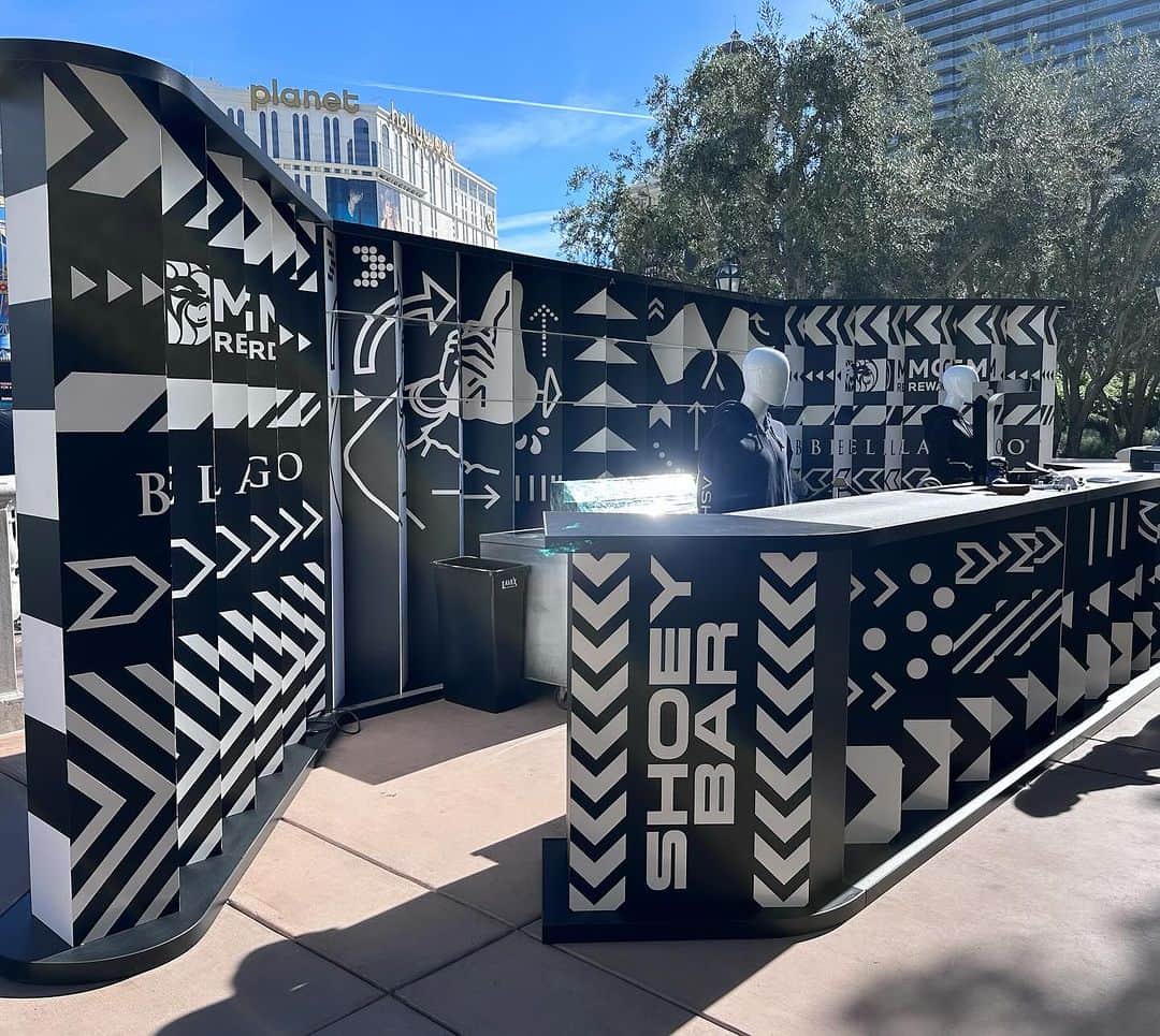 DJアシュバさんのインスタグラム写真 - (DJアシュバInstagram)「We are so honored to be apart of the @f1 event. Special thx to @mgmgrand & @mccannnewyork for trusting my fabrication company @ashbastudios to create and build the infamous #shoeybar @bellagio #redbull」11月17日 0時23分 - ashba