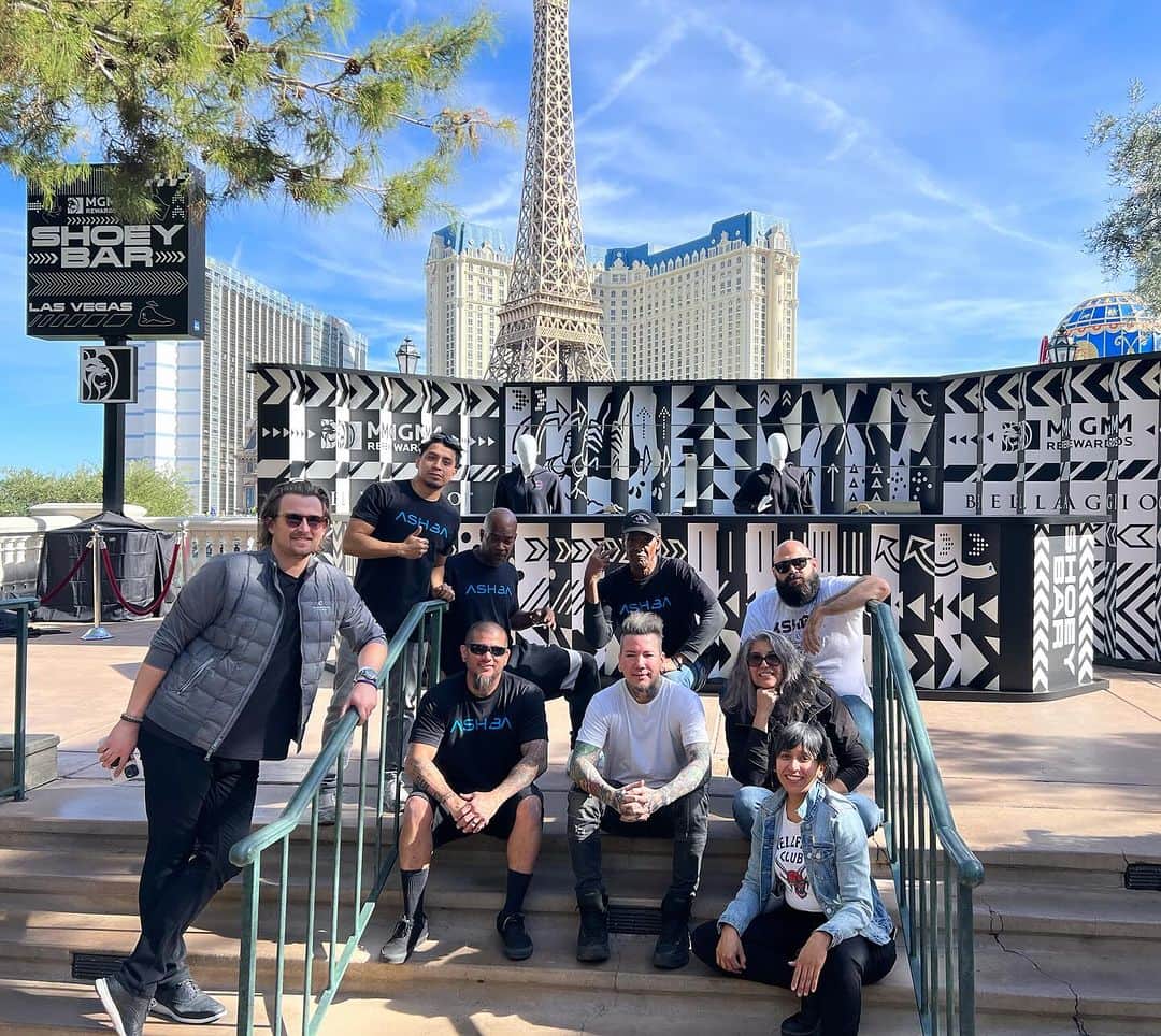 DJアシュバのインスタグラム：「We are so honored to be apart of the @f1 event. Special thx to @mgmgrand & @mccannnewyork for trusting my fabrication company @ashbastudios to create and build the infamous #shoeybar @bellagio #redbull」