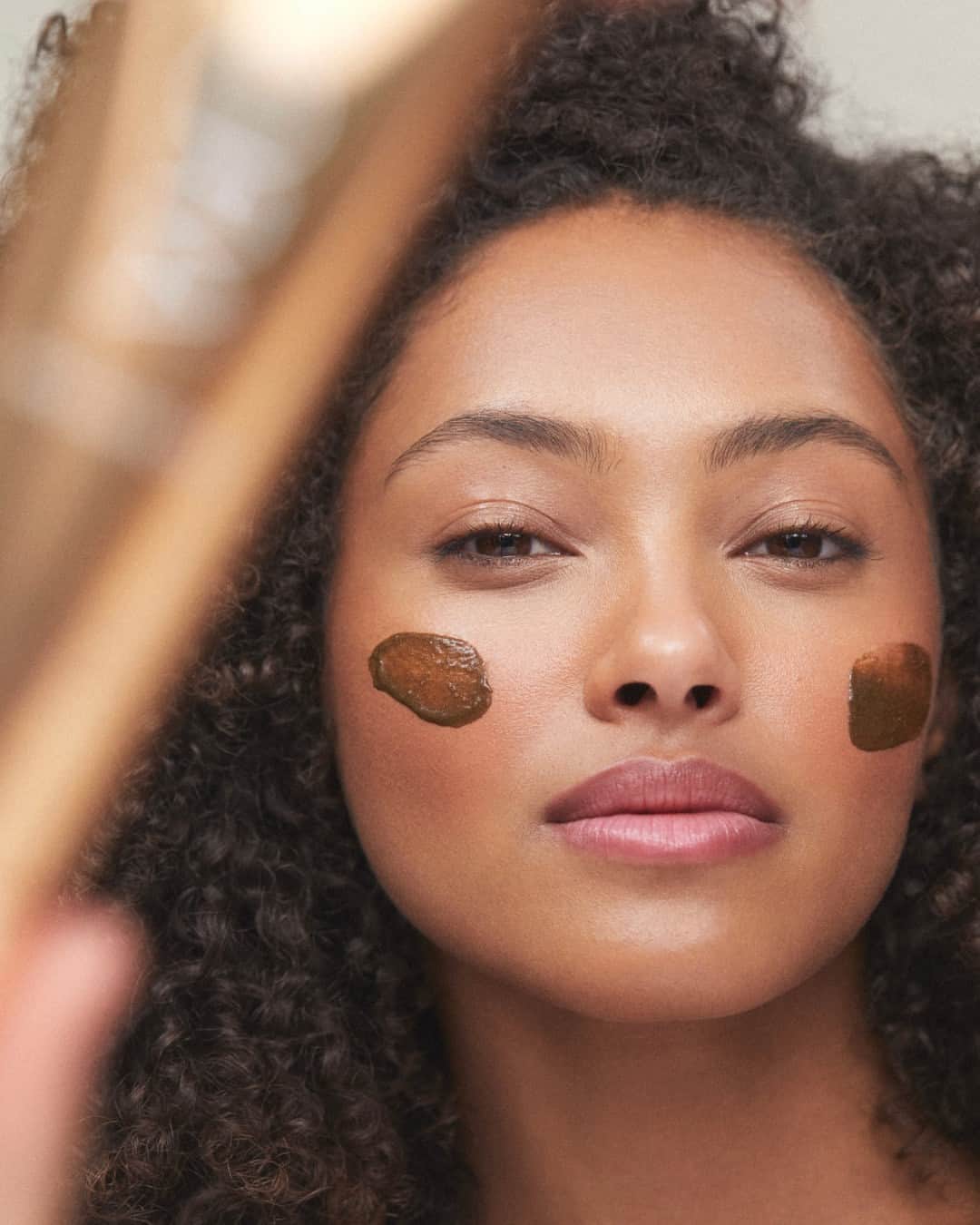 KORA Organicsのインスタグラム：「Our cult favorite, award-winning, best selling Turmeric Brightening & Exfoliating Mask is like a deep clean facial in a tube 🧡  Use it as an exfoliating scrub or leave-on detoxifying mask for instantly smoother, brighter skin ✨」