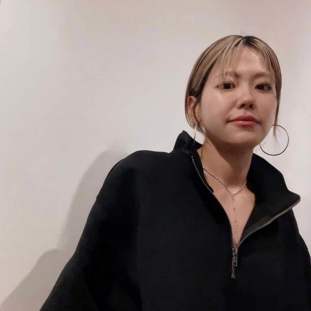 マツオモモコのインスタグラム：「首が凝らないアクセサリーありがとう⛓️🙏🏻 しかも使い勝手💯 . . #harness」