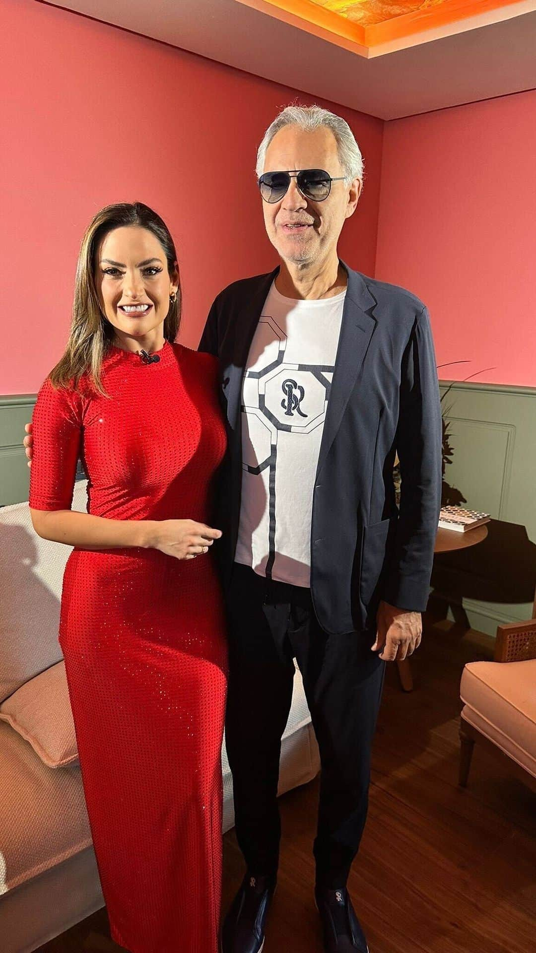 Primer Impactoのインスタグラム：「🎥 Exclusiva de Impacto: @michellegalvantv habló con el tenor italiano @andreabocelliofficial antes de su presentación de esta noche en los #LatinGRAMMY.  📺 No te la pierdas HOY 5pm/4C en #PrimerImpacto por @Univision.」