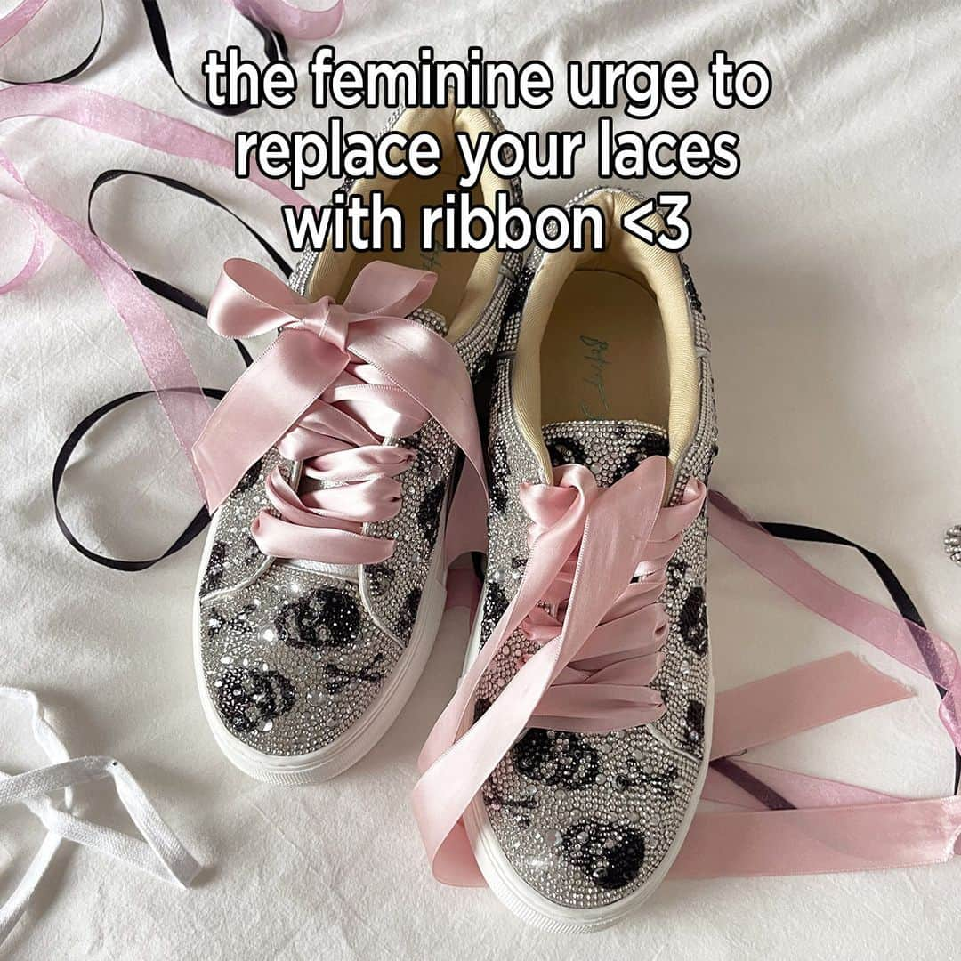 ベッツィジョンソンさんのインスタグラム写真 - (ベッツィジョンソンInstagram)「BRB replacing all our laces with ribbons.」11月17日 1時00分 - betseyjohnson