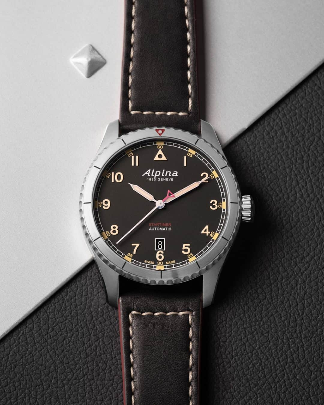 アルピナのインスタグラム：「Meet the Startimer Pilot Automatic in 41mm. This model, with a black dial and a steel case, comes with a raw-touch black calfskin leather strap, adorned with top-stitching in a similar tone to the index markers - a vintage off-white reminiscent of the heritage this version is inspired by.  #StartimerCollection #PilotWatch #SwissMade」