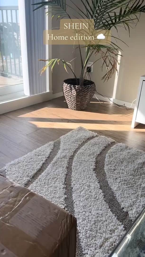 SHEINのインスタグラム：「Staying home for the HAULidays? Level up your living space with minimalist chic hidden gems from @fox_stephanie16 🏡❄️🤍✨  🔎 20458862 12167049 14023269 13355061 16245081 15258514  #SHEIN #SHEINforAll #SHEINstyle #fashion #chic #saveinstyle」