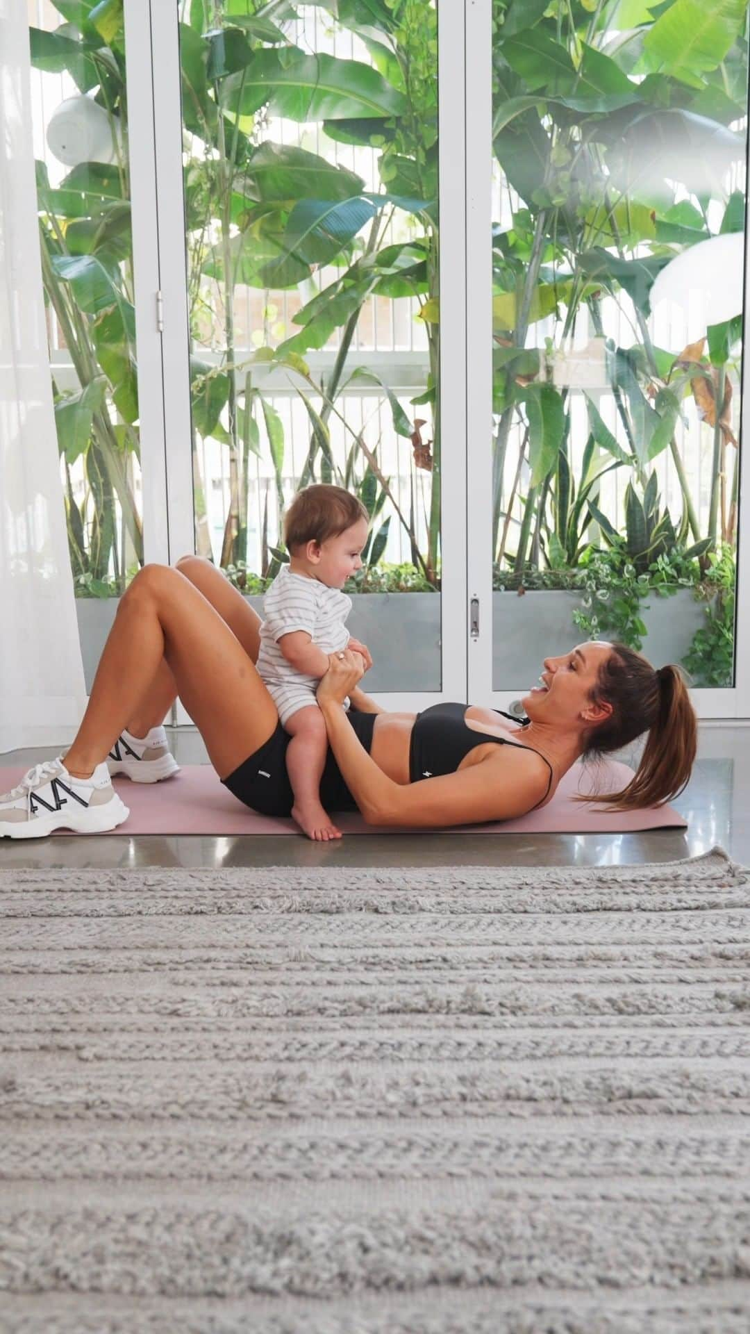 ケイラ・アイトサインズのインスタグラム：「No equipment.... just Jax 🤣   Jax and I do these all the time and he loves it!!!  I have both Pregnancy and Post-pregnancy programs available in the @Sweat app which helped me SO much throughout my own pregnancy experience. If you know someone who could find these useful, tag them below!!   PS. Be sure to get approval from your healthcare professional before trying these programs. Link in bio to try them for free using @Sweat's 7 day free trial.   #SweatWithKayla #WorkoutWithKids」