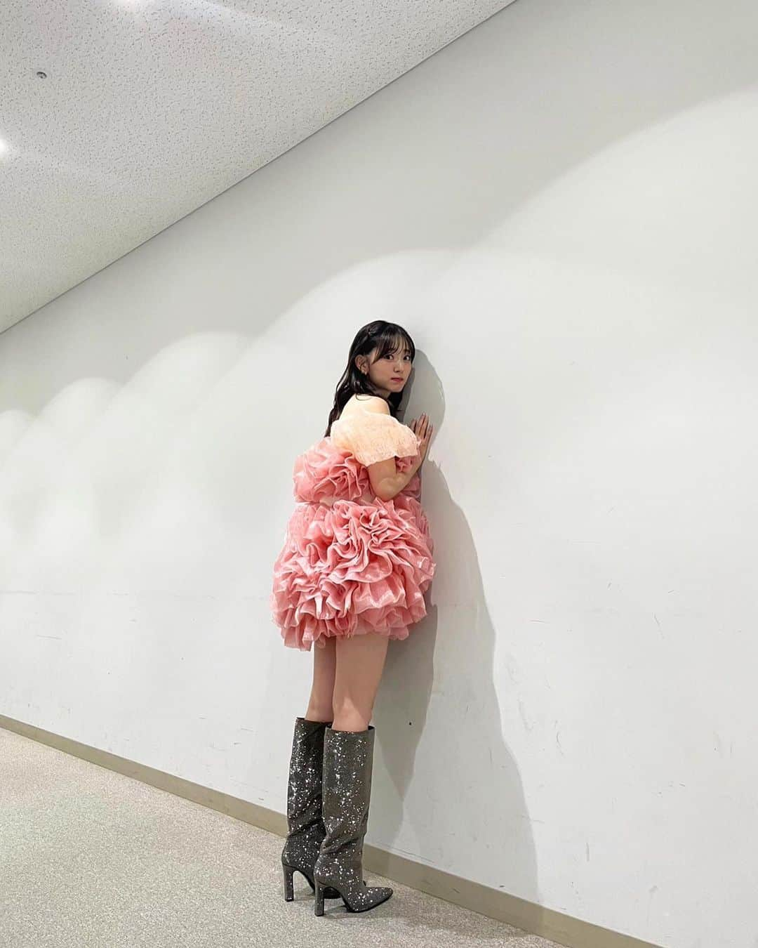 鈴木愛理さんのインスタグラム写真 - (鈴木愛理Instagram)「✴︎ #テレ東60祭Mフェス 昨日は本当に幸せな時間をありがとうございました！！！😭🫶 ⁡ あいりまにあの皆様に囲まれて歌うという とっても素敵なステージを用意していただけて。 まだまだステージに立ちたいな、ずっとずっと前を見て頑張ってきてよかったな、と思うと同時に、でもここからだ！！！！！って思っていう気持ちも沸々として。 新しい感情の渦にグルグルしたからか、終わった途端ウルウルしそうでした😭 ⁡ まだツアー前なのに あいりまにあ×最強の推し！ のタッグが強すぎて最高すぎて😆  生放送だし自分の歌を番組で歌うの久々だし めっちゃ緊張してしまうかと思ったけど　 みんなのおかげで、どっと安心してライブの後半戦のような気持ちで臨めました♡ 本当にありがとう！わたしの心の拠り所！ ⁡ みんなにとっての最強の推しでい続けられるように日々精進していきます☺️💫 ⁡ 観覧に来てくれた皆様も テレビ越しに見てくれた皆様も 本当にありがとうございました！！！！！ ⁡ 12月から始まるツアーも楽しんでいこうね！ ⁡ dress  @malco.official #最近の衣装たち ⁡ #写真たくさん撮ってもらって #選びきれないのでたくさん載せます笑」11月17日 0時32分 - airisuzuki_official_uf