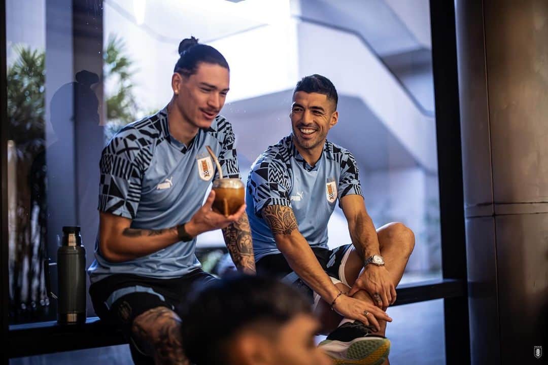 サッカー ウルグアイ代表チームのインスタグラム：「👥 𝐋𝐞𝐣𝐨𝐬 𝐝𝐞𝐥 𝐫𝐮𝐢𝐝𝐨  Un mate entre goleadores.  #ElEquipoQueNosUne」