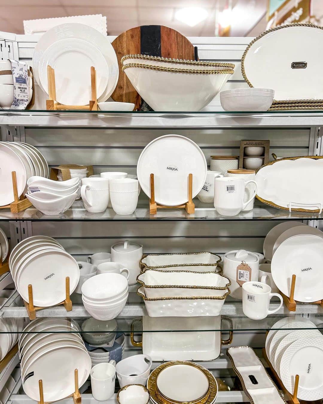 HomeGoodsのインスタグラム：「POV: you're the friend that hosts Friendsgiving each year. Tips on how to host your best event yet!  Set the table in advance 🍽 Let your friends help you by bringing a dish 👯‍♀️ Pick up last min necessities from your local HomeGoods 🦃」