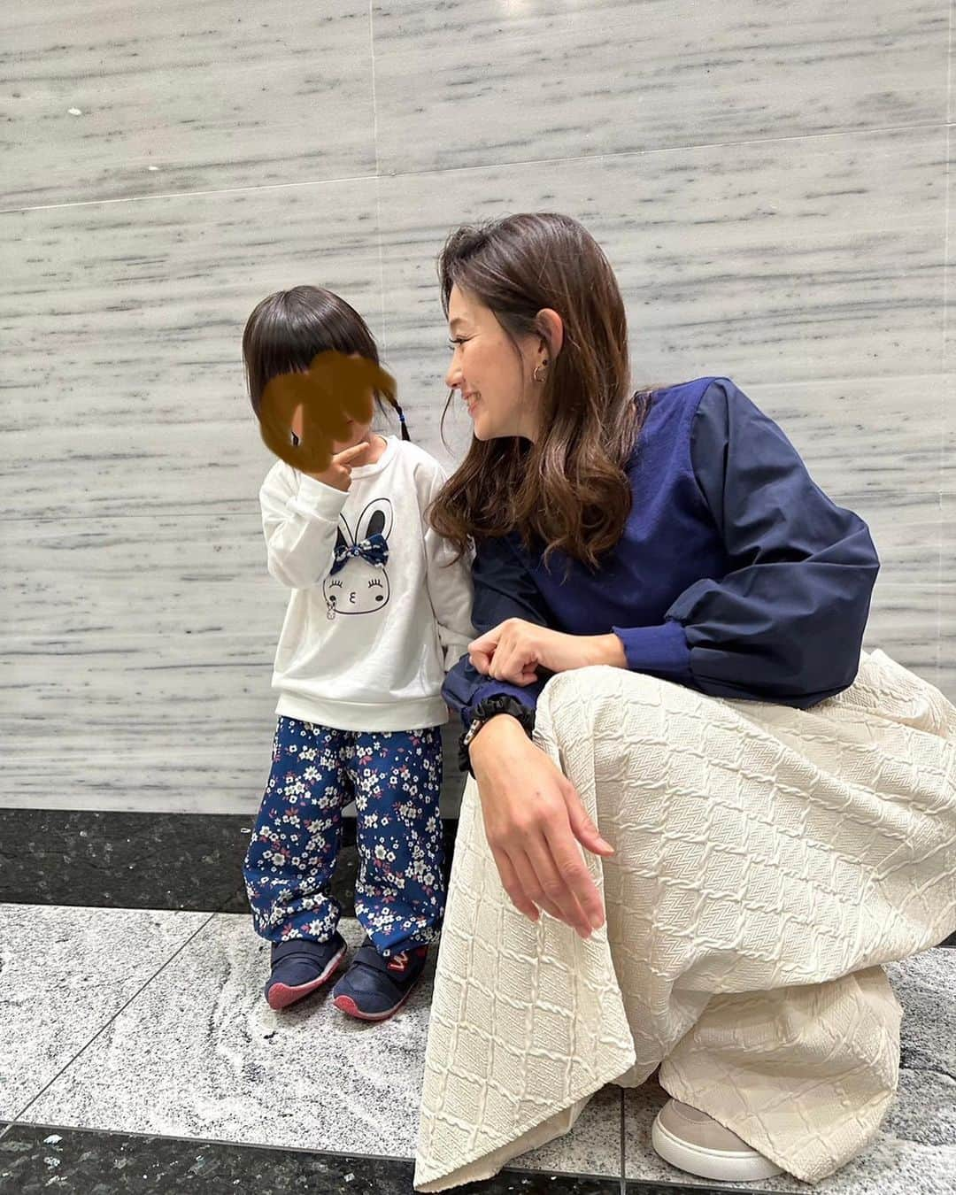 中里さや香さんのインスタグラム写真 - (中里さや香Instagram)「娘👧とれなちゃんとおデート💓  毎回、れなちゃんの撮り方が上手くて参考になります🫡笑  いつもは汚れても良い格好だけど、エアクロさんからのコーデはこういうおデートの時でも助かります😌 普段スカートなんて絶対履かないからなんか変な感じする笑  #エアクロ#エアークローゼット#aircloset #洋服#洋服レンタル#スカートコーデ #女の子ママ#clothes #大人可愛いコーデ」11月17日 0時42分 - sayakashi1217