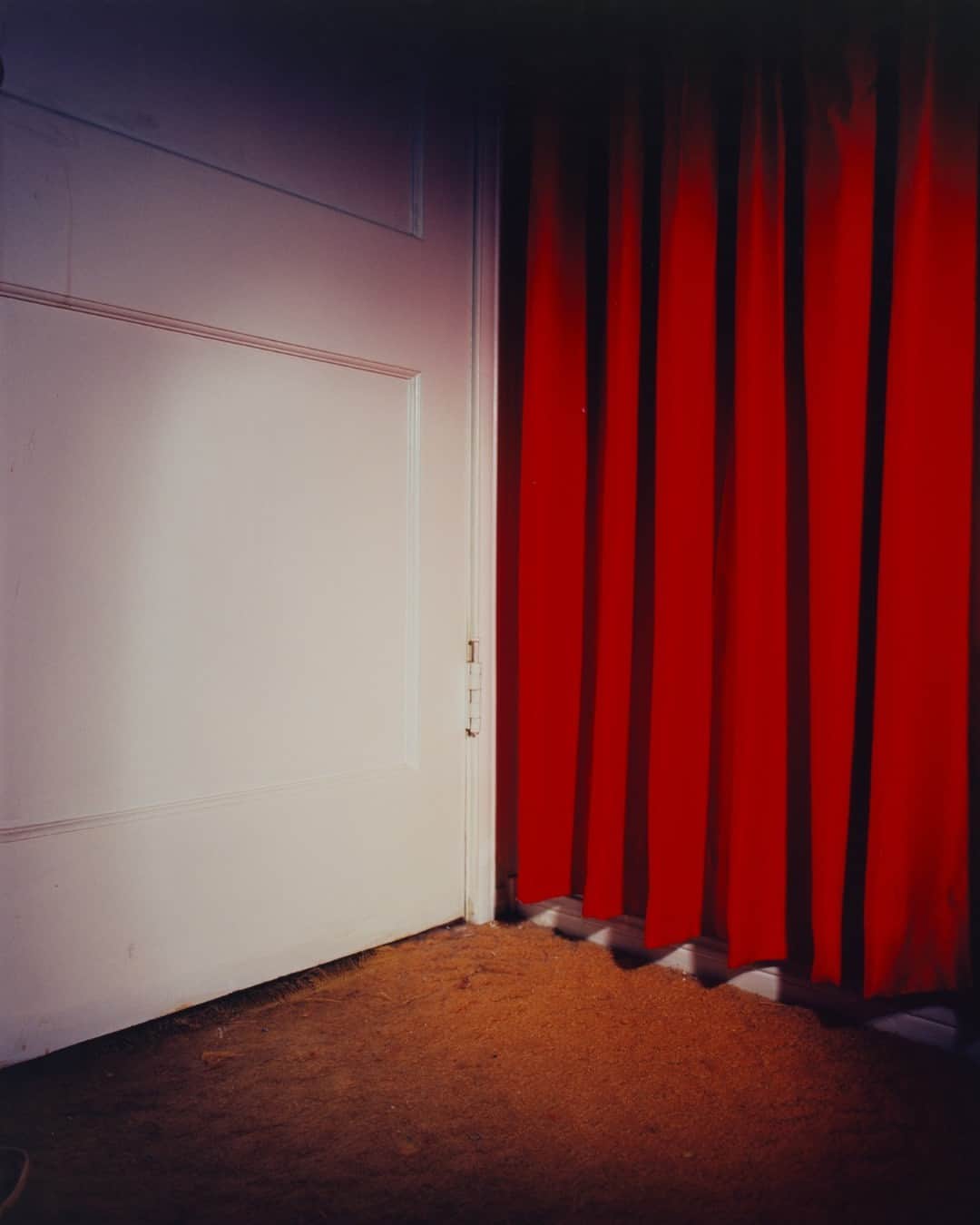 グッゲンハイム美術館のインスタグラム：「Julie Becker's work investigates the psychologically charged spaces of architectural interiors. Through construction and photography, Becker creates uninhabited areas like "Interior Corner #6" from her "Interior Corners" series (1993).  Becker photographed and closely cropped both existing architectural corners and structures based on her imagination or her memory of actual interiors. The scale of the space is manipulated and illuminated by the flare of a flashbulb, the empty corners start to resemble crime scene photographs that have been emptied of any obvious evidence, and the mundane architectural features are transformed into carriers of unknown, perhaps frightening secrets.  📸: Julie Becker, "Interior Corner #6," 1993. © Julie Becker. #JulieBecker」