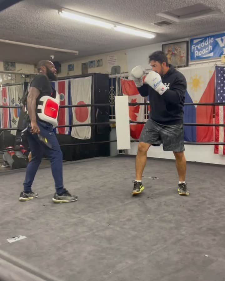 エイドリアン・ゴンザレスのインスタグラム：「Always Great to get the work in. Confident mindset, hard work ethic, dedication. Thanks @wildcardboxingclub for always opening the doors to me. Love my boxing workouts. #5:30am Club @mrmvtfit #nodaysoff」