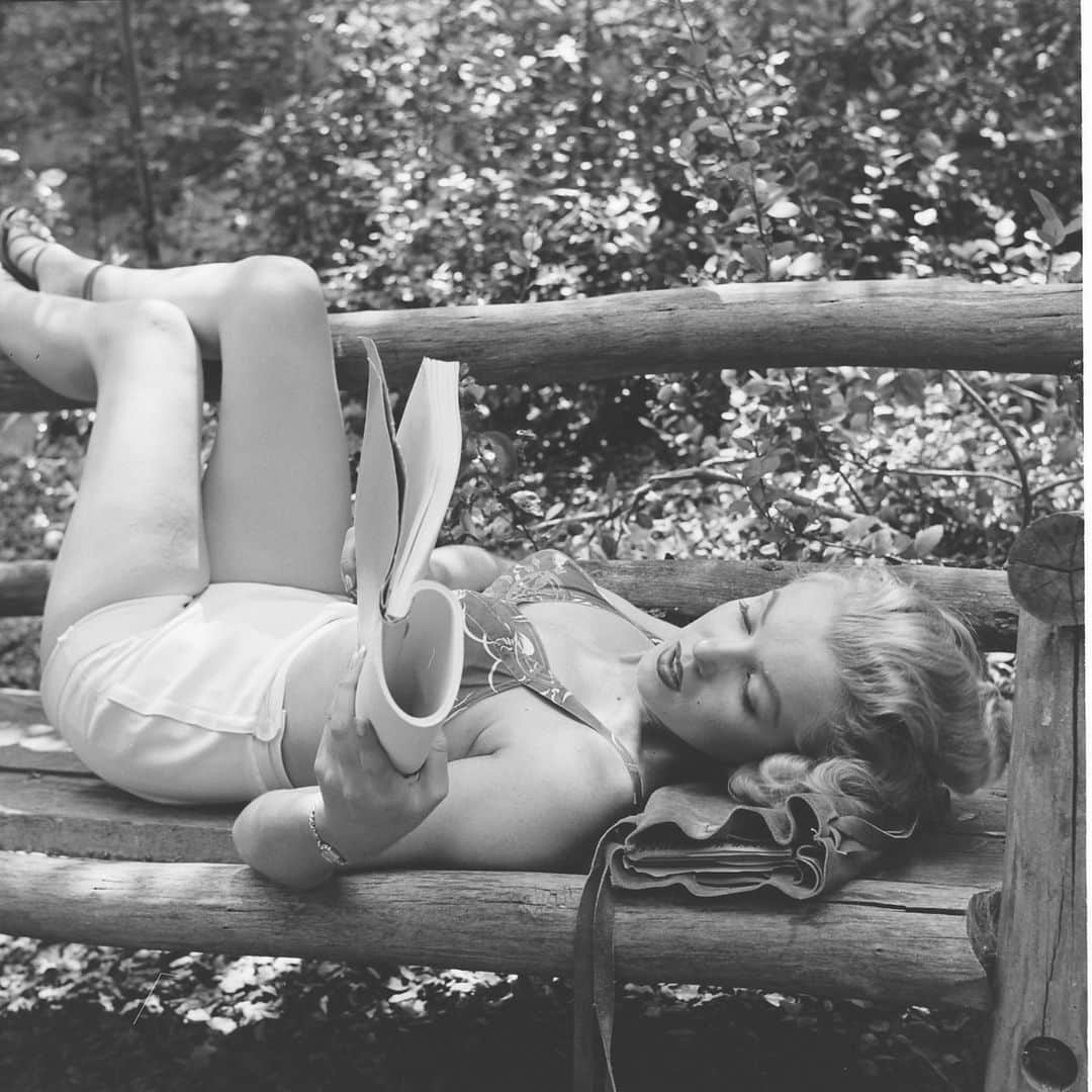 lifeのインスタグラム：「Marilyn Monroe reading scripts on a bench at Griffith Park in Los Angeles, California - August, 1950.  Click the link in bio for more Marilyn! ❤️  (📷 Ed Clark/LIFE Picture Collection)  #LIFEMagazine #LIFEArchive #LIFEPictureCollection #MarilynMonroe #EdClark #Hollywood #California #Actress #LIFELegends #1950s」