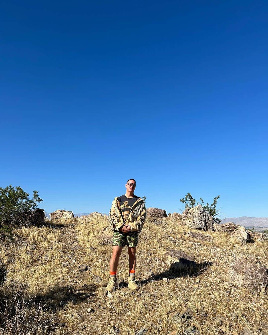 ジェレミー・スコットさんのインスタグラム写真 - (ジェレミー・スコットInstagram)「AIN’T NO MOUNTAIN HIGH ENOUGH ! ⛰️ 🥾 🌞  WENT HIKING IN PALM SPRINGS WEARING MY @reworms COLLAGE JACKET ✂️ 🧥🪡」11月17日 0時46分 - jeremyscott