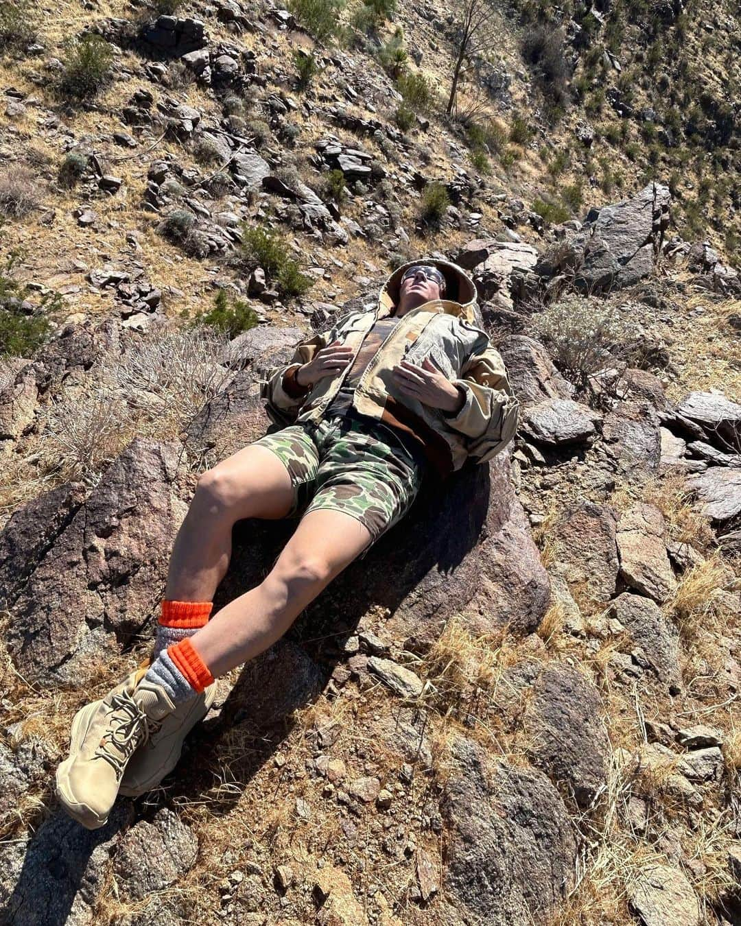 ジェレミー・スコットさんのインスタグラム写真 - (ジェレミー・スコットInstagram)「AIN’T NO MOUNTAIN HIGH ENOUGH ! ⛰️ 🥾 🌞  WENT HIKING IN PALM SPRINGS WEARING MY @reworms COLLAGE JACKET ✂️ 🧥🪡」11月17日 0時46分 - jeremyscott