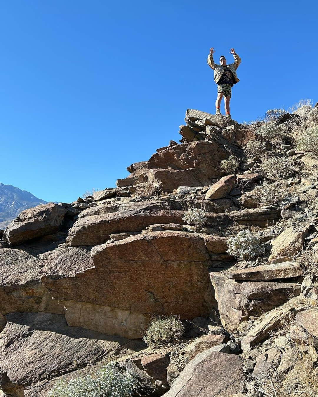 ジェレミー・スコットさんのインスタグラム写真 - (ジェレミー・スコットInstagram)「AIN’T NO MOUNTAIN HIGH ENOUGH ! ⛰️ 🥾 🌞  WENT HIKING IN PALM SPRINGS WEARING MY @reworms COLLAGE JACKET ✂️ 🧥🪡」11月17日 0時46分 - jeremyscott