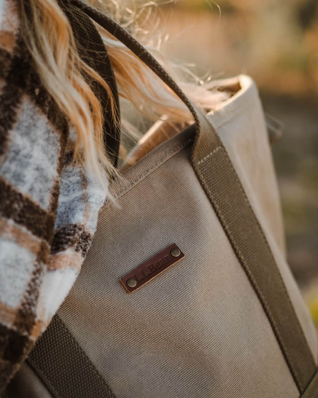 L.L.Beanさんのインスタグラム写真 - (L.L.BeanInstagram)「Fresh fall looks, in the bag. #BeanOutsider (📸: @britcummings)」11月17日 0時53分 - llbean