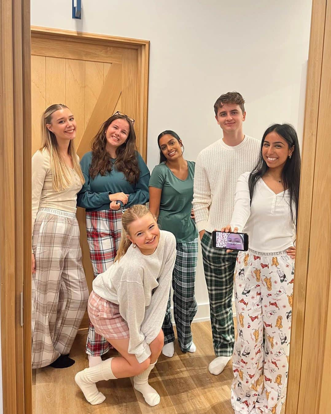 Hollister Co.のインスタグラム：「24/7 pajama pants really living up to their name at @stjamesquarter_hco」