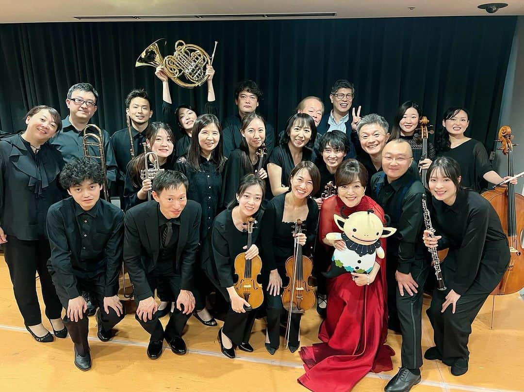 岩崎宏美さんのインスタグラム写真 - (岩崎宏美Instagram)「2023ビエンナーレいしかわ秋の芸術祭「ガルガン・アンサンブル」に参加させていただきました。 管弦楽、ガルガン・アンサンブルの皆さん 指揮は大浦智弘さん 最後にはオペラの方々との共演もありました。 編曲とくながひろあきさん 一回だけのステージで、初めてのアレンジのロマンス・太陽が笑ってる・思秋期・そしてイントロと間奏，コーダーにカッチーニのアベマリアが入った、聖母たちのララバイ歌わせていただきました。 終演後は最終の新幹線に乗るため，慌てて楽屋を出てしまいましたが，お世話になった皆様、お集まりいただいた皆様、本当にありがとうございました。 元気に幸せな時間を過ごせたことに感謝です。  #北國新聞赤羽ホール #上杉洋史 #とくながひろあき #大浦智弘 #石川公美 #直江学美 #前澤歌穂 #近藤洋平 #門田宇 #ガルガン・アンサンブル #坂口昌優 #岩崎宏美」11月17日 0時58分 - hiromiiwasaki_official