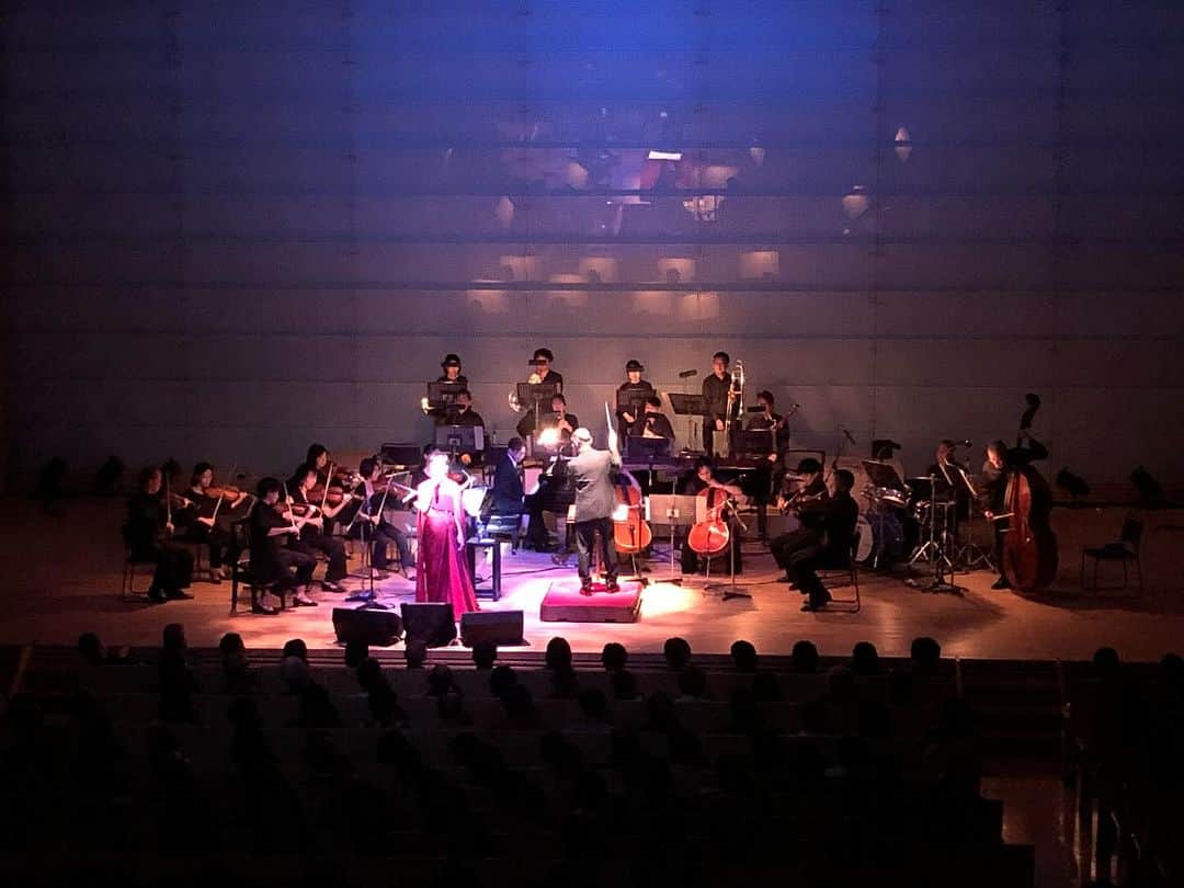岩崎宏美さんのインスタグラム写真 - (岩崎宏美Instagram)「2023ビエンナーレいしかわ秋の芸術祭「ガルガン・アンサンブル」に参加させていただきました。 管弦楽、ガルガン・アンサンブルの皆さん 指揮は大浦智弘さん 最後にはオペラの方々との共演もありました。 編曲とくながひろあきさん 一回だけのステージで、初めてのアレンジのロマンス・太陽が笑ってる・思秋期・そしてイントロと間奏，コーダーにカッチーニのアベマリアが入った、聖母たちのララバイ歌わせていただきました。 終演後は最終の新幹線に乗るため，慌てて楽屋を出てしまいましたが，お世話になった皆様、お集まりいただいた皆様、本当にありがとうございました。 元気に幸せな時間を過ごせたことに感謝です。  #北國新聞赤羽ホール #上杉洋史 #とくながひろあき #大浦智弘 #石川公美 #直江学美 #前澤歌穂 #近藤洋平 #門田宇 #ガルガン・アンサンブル #坂口昌優 #岩崎宏美」11月17日 0時58分 - hiromiiwasaki_official