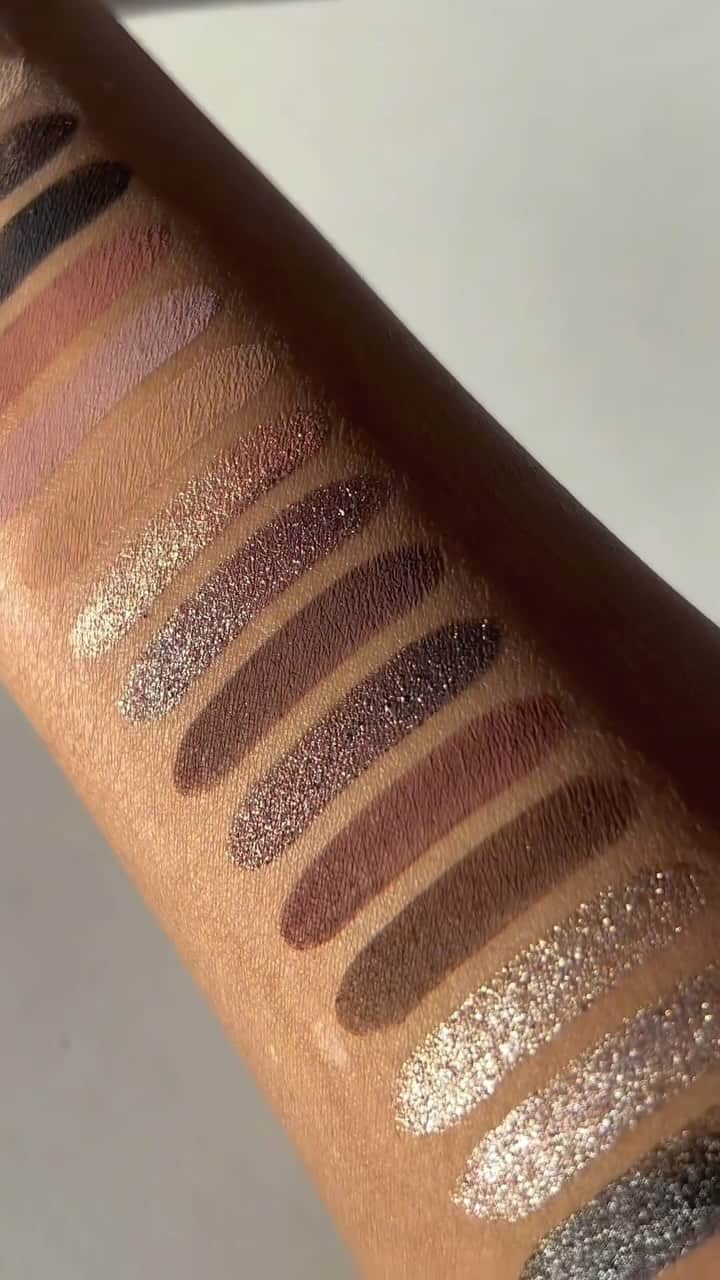 Huda Kattanのインスタグラム：「Ooooo, @beautyby.faz’s swatches are EVERYTHING! Creamy mattes, eye-catching shimmers & delicious glossy textures.   Which shade is calling your name? ⤵️  🌍 𝗔𝗩𝗔𝗜𝗟𝗔𝗕𝗟𝗘 𝗚𝗟𝗢𝗕𝗔𝗟𝗟𝗬 🌎 #PrettyGrunge」