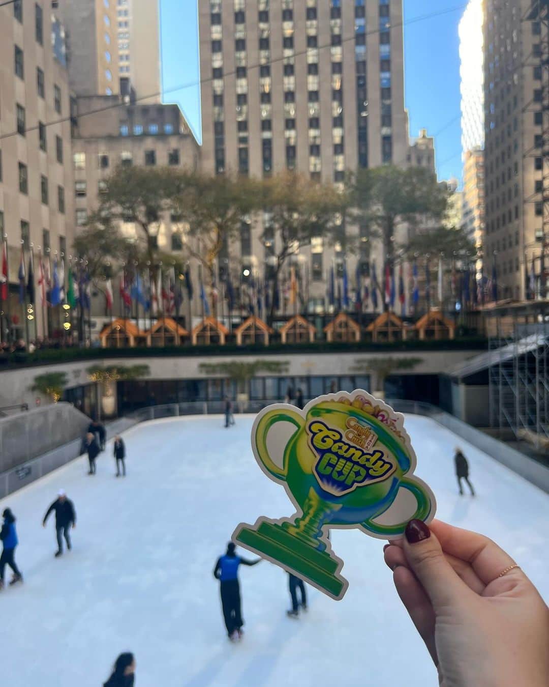 Candy Crushさんのインスタグラム写真 - (Candy CrushInstagram)「Seek out the Candy Cup, don't delay; at iconic locations, it's hidden away! 🕵️‍♀️ We’ve placed 3 Candy Cup stickers near 3 well-known NYC landmarks… now it’s your turn! Use these clues to find just one cup and be the FIRST to post a selfie with it when you do, tagging us at @candycrushsaga. $25 Candy Crush gift cards await those that get there first!   terms and conditions apply. see link in bio.」11月17日 1時00分 - candycrushsaga
