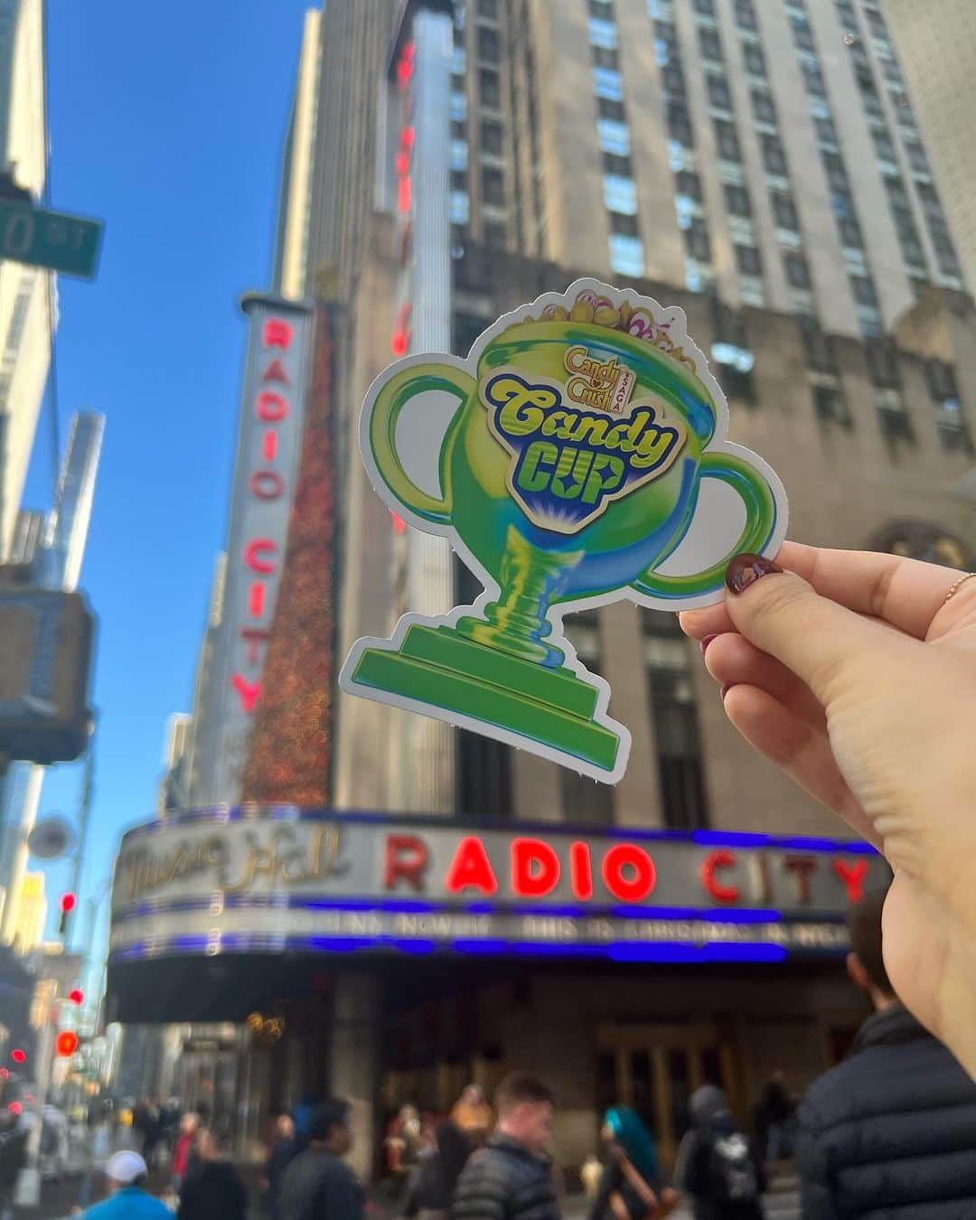 Candy Crushのインスタグラム：「Seek out the Candy Cup, don't delay; at iconic locations, it's hidden away! 🕵️‍♀️ We’ve placed 3 Candy Cup stickers near 3 well-known NYC landmarks… now it’s your turn! Use these clues to find just one cup and be the FIRST to post a selfie with it when you do, tagging us at @candycrushsaga. $25 Candy Crush gift cards await those that get there first!   terms and conditions apply. see link in bio.」