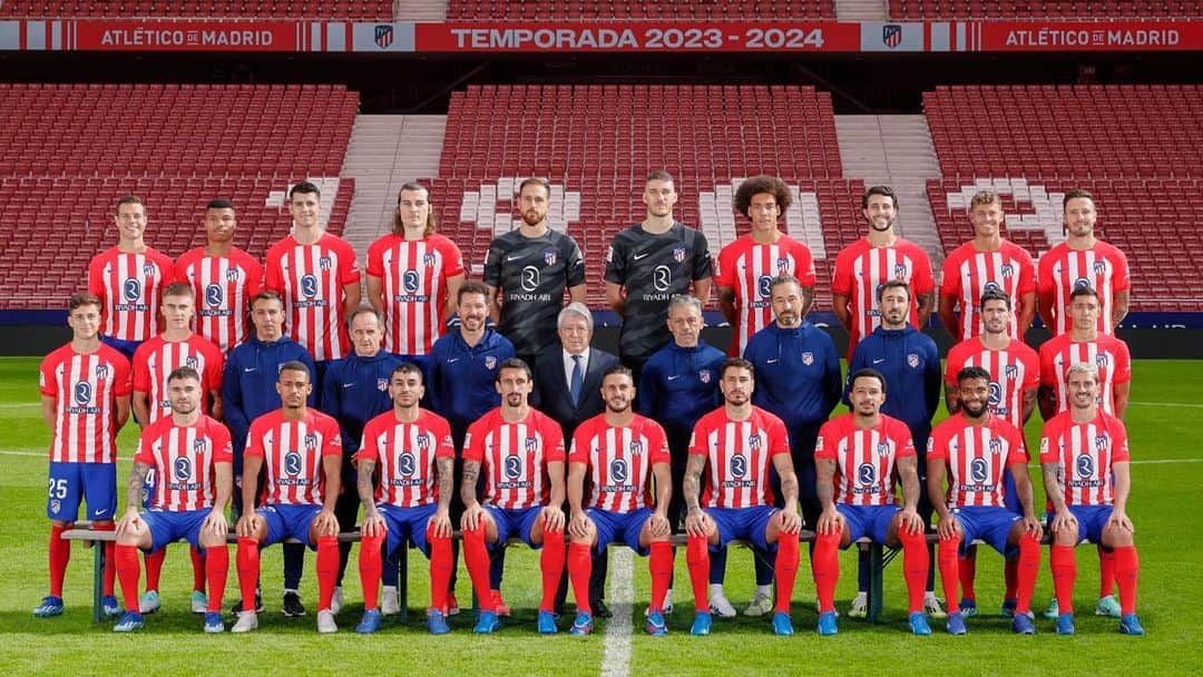 アトレティコ・マドリードのインスタグラム：「📸 ¡Ya está aquí, con todos vosotros, nuestra foto oficial de la temporada 2023/24! ❤️🤍 - 📸 Here it is our official 2023/24 squad pic! ❤️🤍」