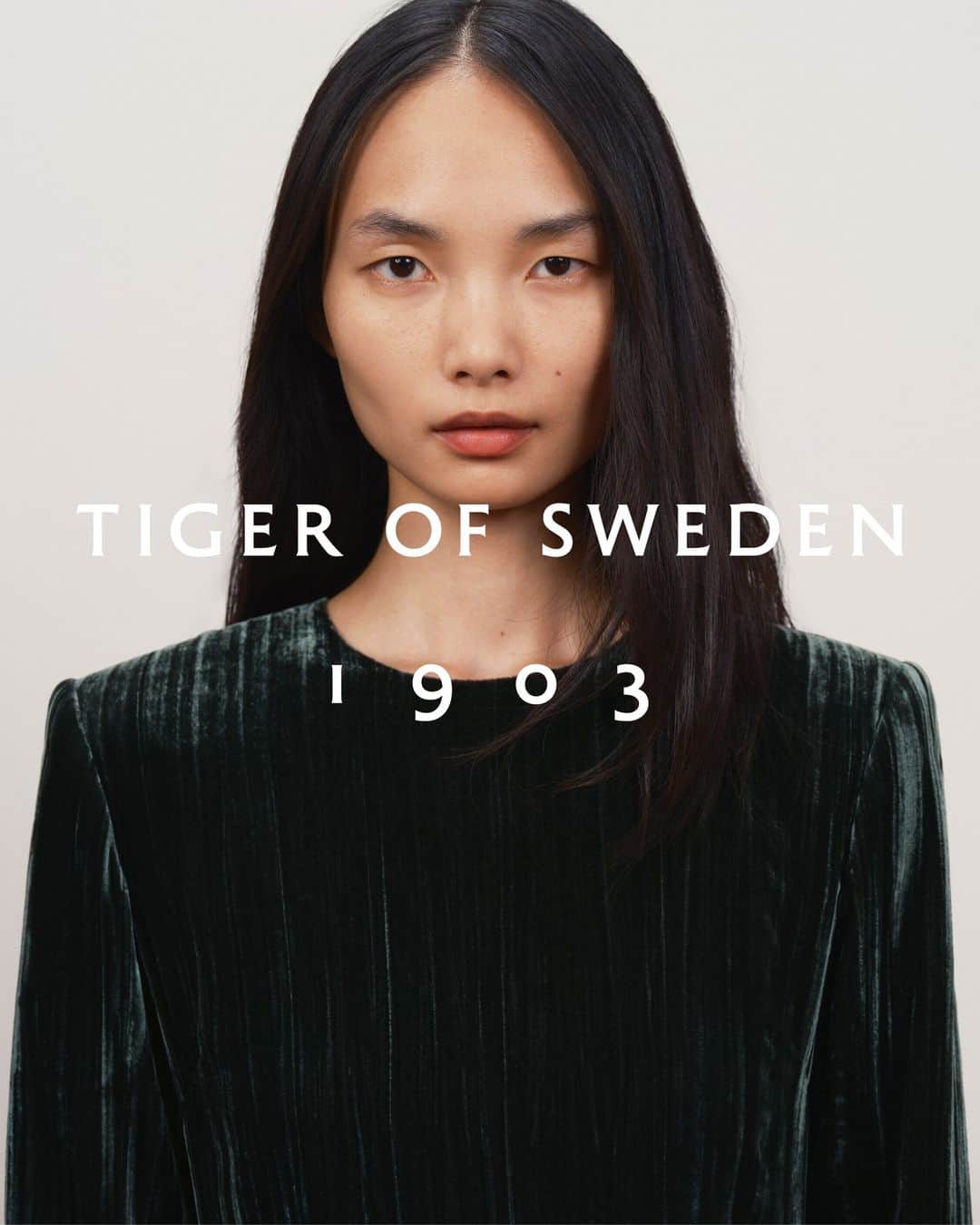 タイガーオブスウェーデンさんのインスタグラム写真 - (タイガーオブスウェーデンInstagram)「The Laurea dress echoes the founding principles of elegant evening wear. #TigerofSweden」11月17日 1時02分 - tigerofsweden