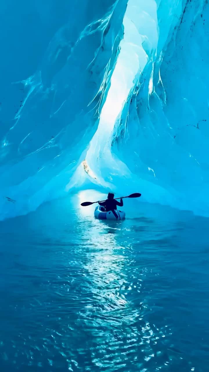 BEAUTIFUL DESTINATIONSのインスタグラム：「Mesmerized by @rodtrvn gracefully floating through the stunning ice caves of Alaska! ❄️✨ Nature’s frozen masterpiece comes alive in this captivating video, where each glide is a dance accompanied by the gentle symphony of water droplets.  Fun fact: These ice formations are sculpted by centuries of freezing and thawing! 🧊  📽 @rodtrvn 📍 Alaska, USA 🎶 Grounded Above - Jozeque」