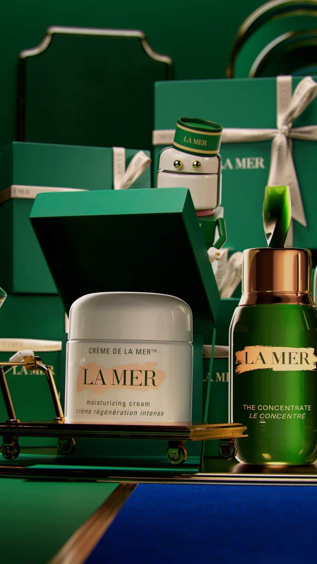 ドゥラメールのインスタグラム：「Enchantment Awaits. Step inside our Atelier of Wonder and discover the legendary magic of La Mer.  Shop Now. #LaMer #LaMerSkincare #LoveLaMer #LaMerConcentrate #CremedelaMer」