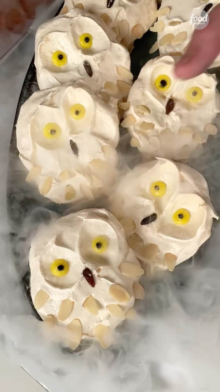 ハリー・ポッターのインスタグラム：「Hedwig Meringues are so good they’ll ~fly~ off the plate ✨ They’re a melt-in-the-mouth meringue version of Harry Potter’s faithful owl!  The Official Harry Potter Cookbook is now available from @scholastic! Link in our bio. (We may make 💰 from these links!)  Get the recipe on FoodNetwork.com!」
