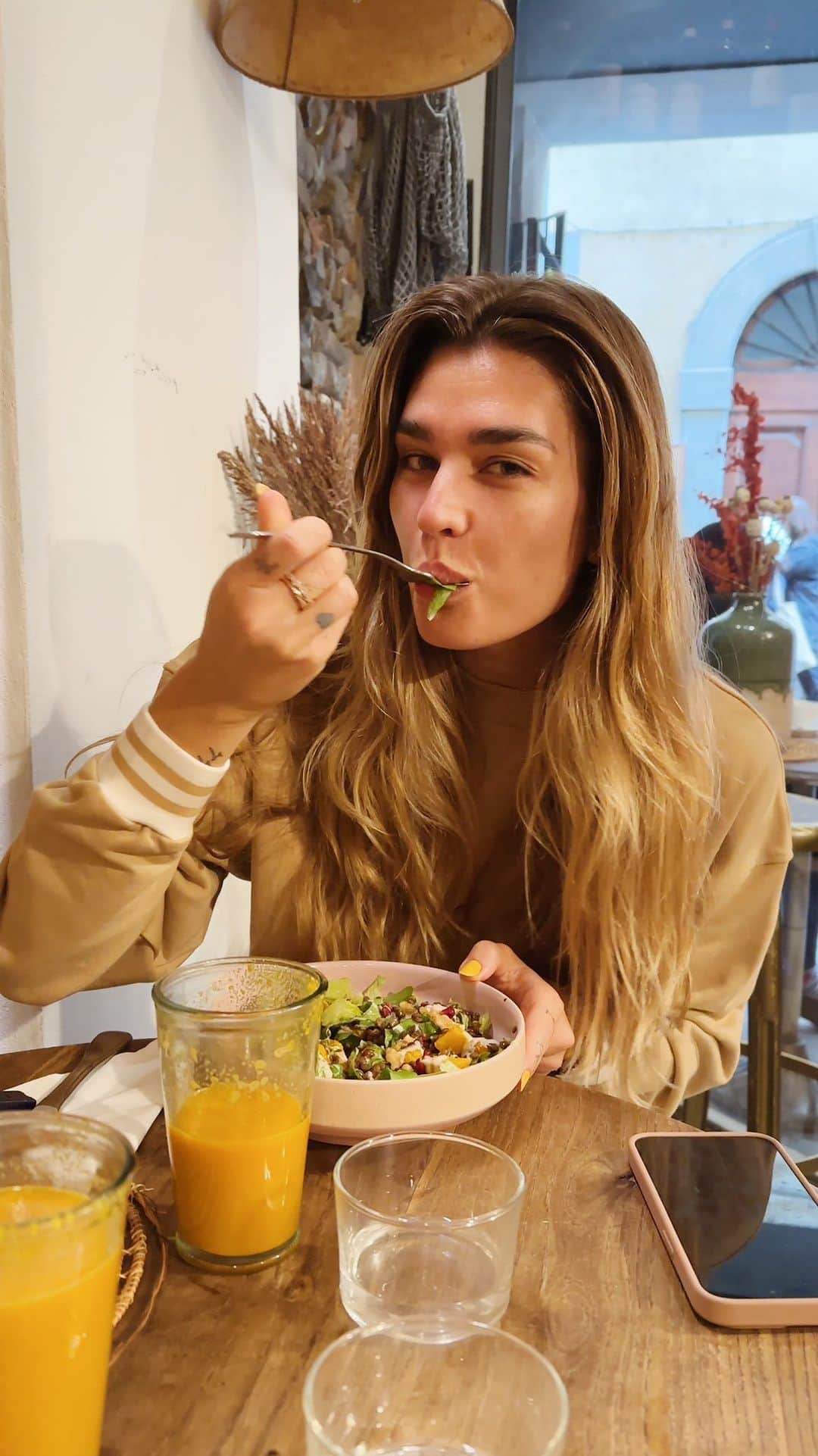 シェイナ・テイラーのインスタグラム：「Hey there, amazing community! I’m beyond excited to share a brand-new YouTube video that gives you a sneak peek into a typical day here in Italy. From collaborating on exciting projects to crafting and filming new recipes for the festive days, it’s a day filled with warmth, flavors, and a touch of magic.   I know many of you have been patiently awaiting a new video, and I appreciate your understanding during the busy times – what with the move and the recent launch of our Elevated Matcha. But hey, I’m back, and this one’s a special treat to make up for the wait!   So, grab your favorite snacks, cozy up, and join me for a longer-than-usual journey through our Italian escapades. Let’s cook, laugh, and relish the simple joys that make life so delightful. Hit play and come along for the ride!    I would love to know what kind of YouTube video’s you would like to see on my channel. Please write your ideas in the comments so I can create that content for you! I love to connect with my community and to know what helps or inspires you. Happy Thursday!」