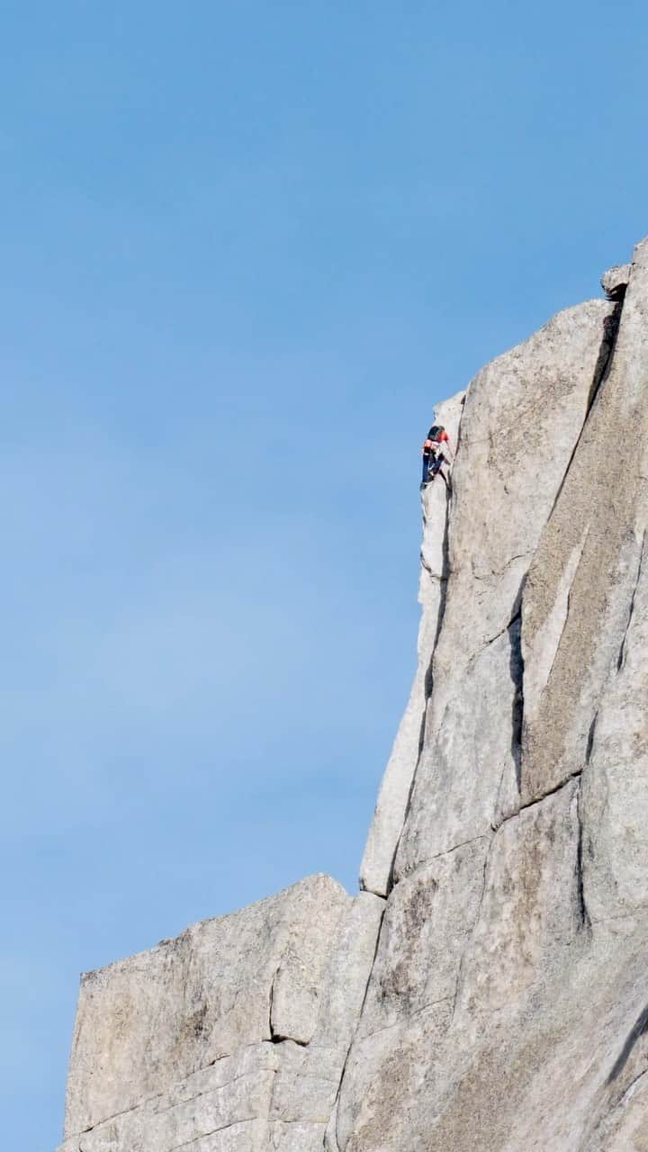 Mammutのインスタグラム：「All about timing, tactics and teamwork: @simu_wahli & @yannick_glatthard set a new speed record for Salbit Trilogy, climbing all three ridges of the Salbitschijen!  Full video is coming soon 🔥」