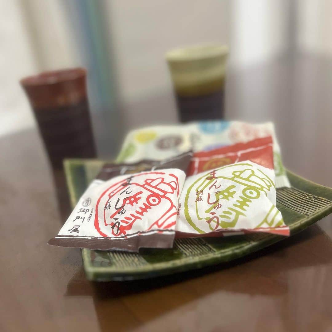 のインスタグラム：「………  秋の夜長に🍁ホッ✨  またまた、tea time🍵投稿  @konanyade  から頂いた😌とってもお上品な甘さ〜💕  先日、仲良し✨KONAN✨夫妻が、はるばる遊びに来てくれました💕KONANも、ついに…人妻だなんて🥺💕ウルウルしちゃいますね✨改めておめでとう🍾  お料理と掃除🧹がお招きまでに間に合わず😂来てもらってから、ドタバタやってたりで💦写真を撮り忘れたので〜🙇‍♀️入籍直前の、3人で会った時の写真🤳  幸せで明るい家庭💕間違いないね✨🤗これからも、家族共々よろしくお願いします🌱✨」