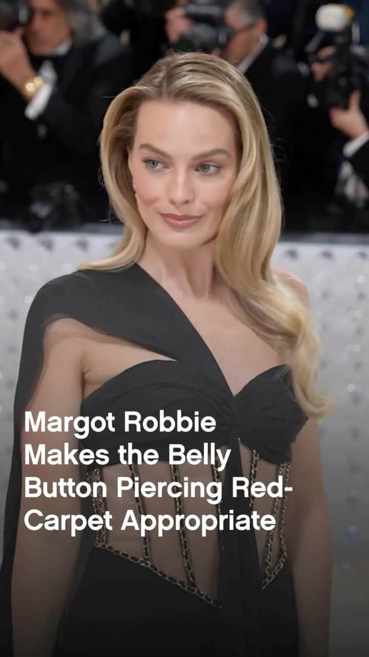 Glamour Magazineのインスタグラム：「Bye bye, Barbiecore. See Margot ditch the pink on her latest red carpet at the link in bio.」