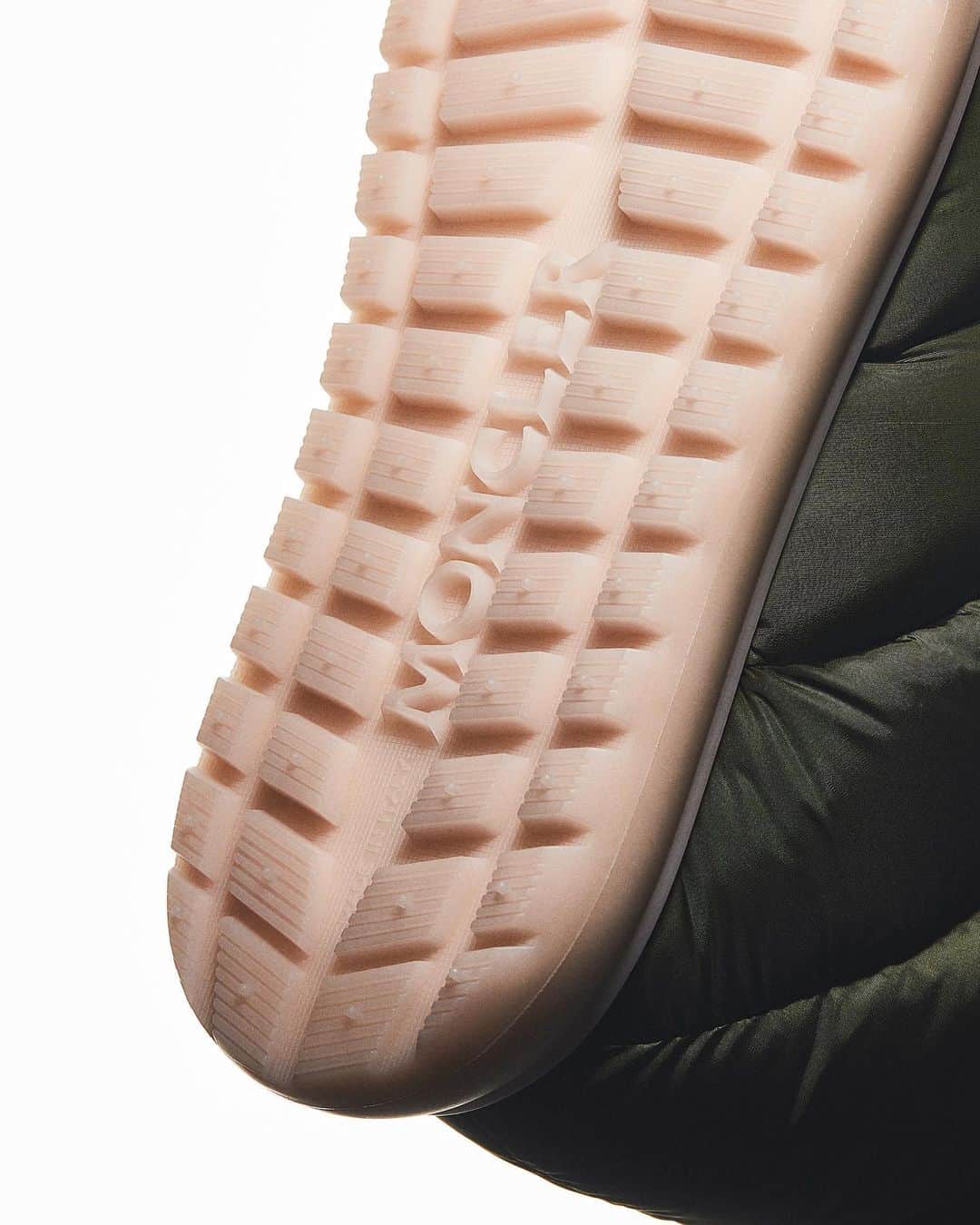 モンクレールさんのインスタグラム写真 - (モンクレールInstagram)「Pocket-sized. This season, ultimate winter footwear comes wrapped in the same quilted coziness as Moncler’s signature puffer jackets. With an iconic logo pocket for life’s little essentials.  Discover the Moncler Gaia Pocket boot now on moncler.com.   #MonclerGaia」11月17日 1時15分 - moncler