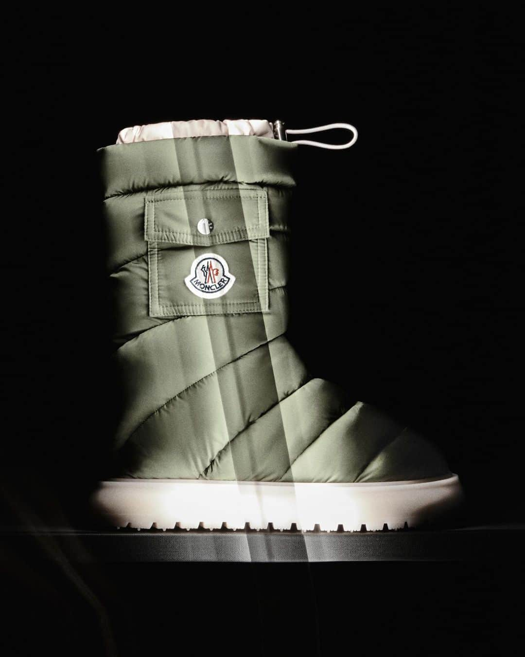 モンクレールのインスタグラム：「Pocket-sized. This season, ultimate winter footwear comes wrapped in the same quilted coziness as Moncler’s signature puffer jackets. With an iconic logo pocket for life’s little essentials.  Discover the Moncler Gaia Pocket boot now on moncler.com.   #MonclerGaia」