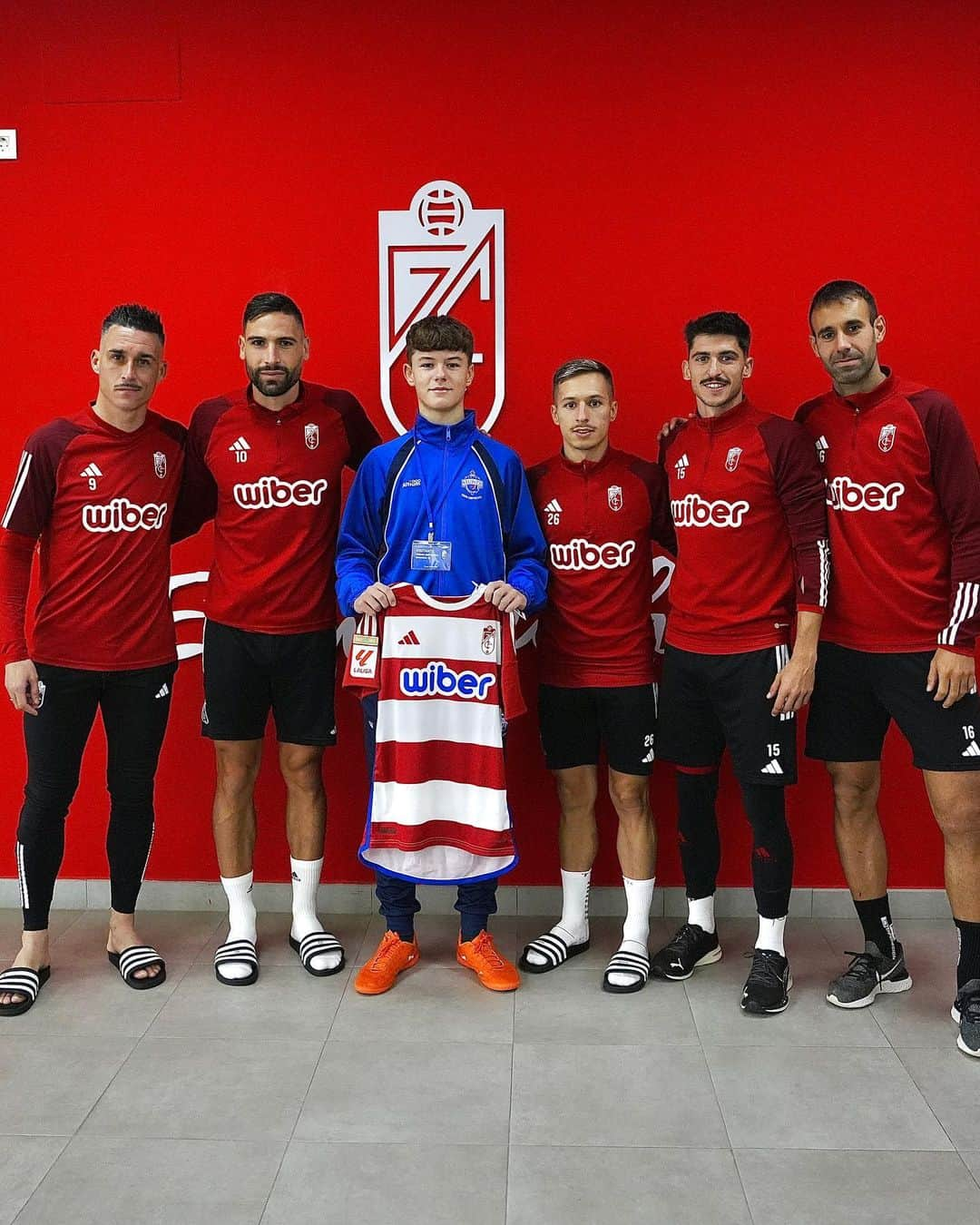 グラナダCFさんのインスタグラム写真 - (グラナダCFInstagram)「🤝🏼❤️👕  El Granada CF recibe a Álvaro Hernández y José Ortega, protagonistas de una historia con final feliz   El pasado mes de octubre, mientras se disputaba un partido de fútbol de la categoría cadete en Granada, Álvaro Hernández, jugador de 15 años del CD Regina Mundi, cayó desplomado. El motivo, una parada cardiaca de la que se salvó gracias a la rápida intervención de José Ortega, delegado del equipo rival, el CF Reino de Granada.  El Granada Club de Fútbol quiso reunir a los protagonistas de esta historia con final feliz, y mostrar su apoyo a Álvaro en la Ciudad Deportiva. Junto a sus familiares, el joven visitó las instalaciones rojiblancas y tuvo la oportunidad de conocer a los futbolistas del primer equipo. Tanto él como Ortega recibieron de manos de los capitanes una camiseta, en muestra de apoyo y agradecimiento, respectivamente. Los miembros de la plantilla se interesaron por el estado actual del jugador, acompañado en todo momento por los responsables de cantera Luis Aragón, José Fernández y Andrés Olgoso.  Posteriormente, Álvaro, ataviado con los colores rojiblancos, presenció el entrenamiento del conjunto de Paco López antes de poner fin a una jornada “inolvidable”.  #𝙀𝙩𝙚𝙧𝙣𝙖𝙇𝙪𝙘𝙝𝙖 🇦🇹」11月17日 1時16分 - granadacf