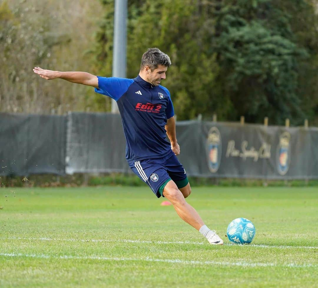 ミゲル・ヴェローゾのインスタグラム：「Concentrati sul campo, per tornare ancora più carichi alla ripresa! 🔛⚽️ #shot #training @pisasportingclub」