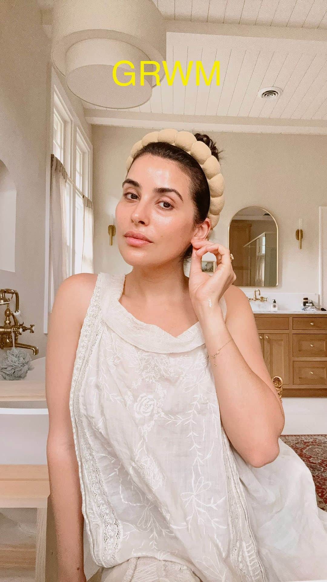 Sazan Hendrixのインスタグラム：「Mama’s microcurrent routine 💖 The FOREO BEAR 2 is keeping my skin game strong 🐻✨ I’ve been using this teeny tiny device more than 1x a week as a pick me up to help tackle inflammation on my jawline and help define the cheekbones 🤩   I want yall to try it so they’re gifting you up to 50% off their products when you use my link + an extra 5% with code SAZAN5. (This is their best Black Friday offer) Offer ends soon so tap the link in my bio✨Have you guys ever tried a facial toning device? LMK!  #metime #GlowingSkin #FOREOBEAR #FOREO #ForeoPartner」