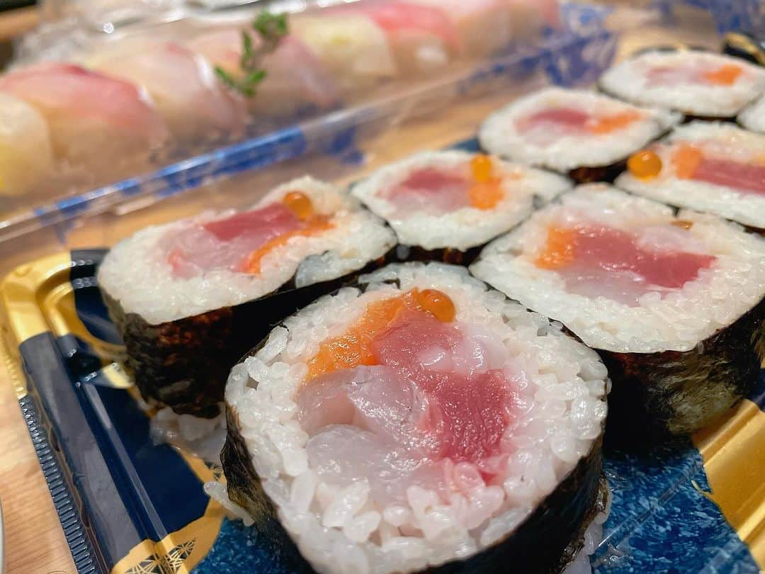 のインスタグラム：「何もしたくない日の晩酌。  みなさんこんばんは🌛 今日も飲んでますか？？酔い子の味方、ビールおねえさん古賀麻里沙です。  今宵のご褒美ールは寿司と🍻  遅くなって何もしたくない日は寿司とビールで一息つく、ふぅ。おいし。  具材たっぷりの巻き寿司って、一つひとつ小さな海鮮丼食べてるみたいでプチ贅沢な気分になれる。赤星と和食合わせるのとても好き。  あなたの今日の晩食は？  #今宵のご褒美ール #ビール #クラフトビール #ビール女子 #ご褒美ール #今宵のご褒美ール  #啤酒 #beer #craftbeer #乾杯 #寿司」