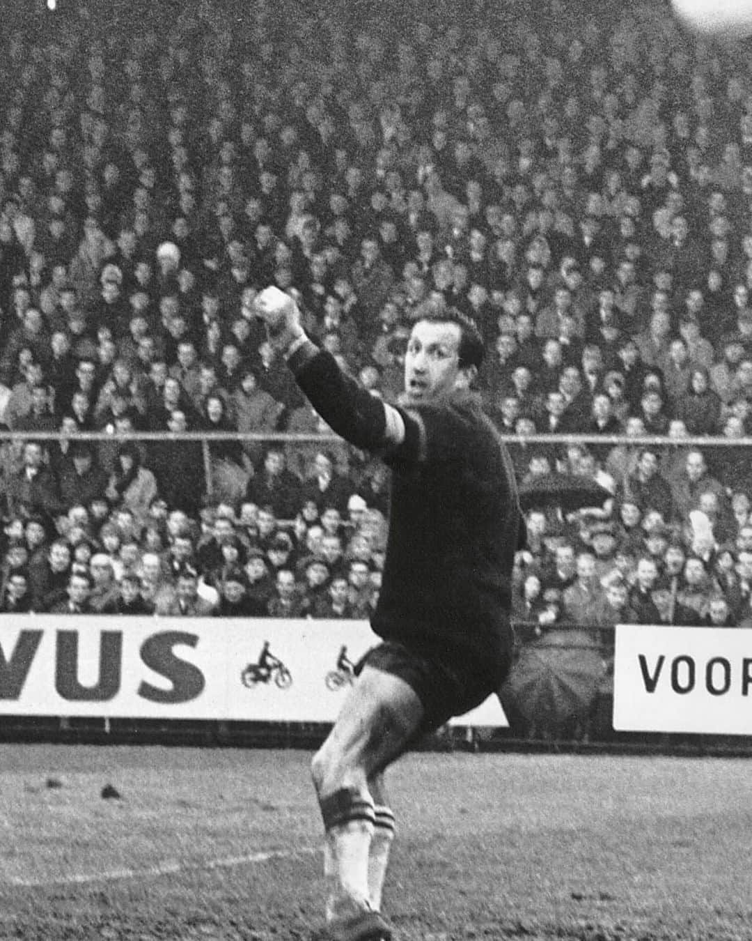 ヨハン・クライフさんのインスタグラム写真 - (ヨハン・クライフInstagram)「🔙 #TBT to November 15th, 1964, when Johan made his competitive debut for @afcajax  #CruyffLegacy」11月17日 1時21分 - johancruyff