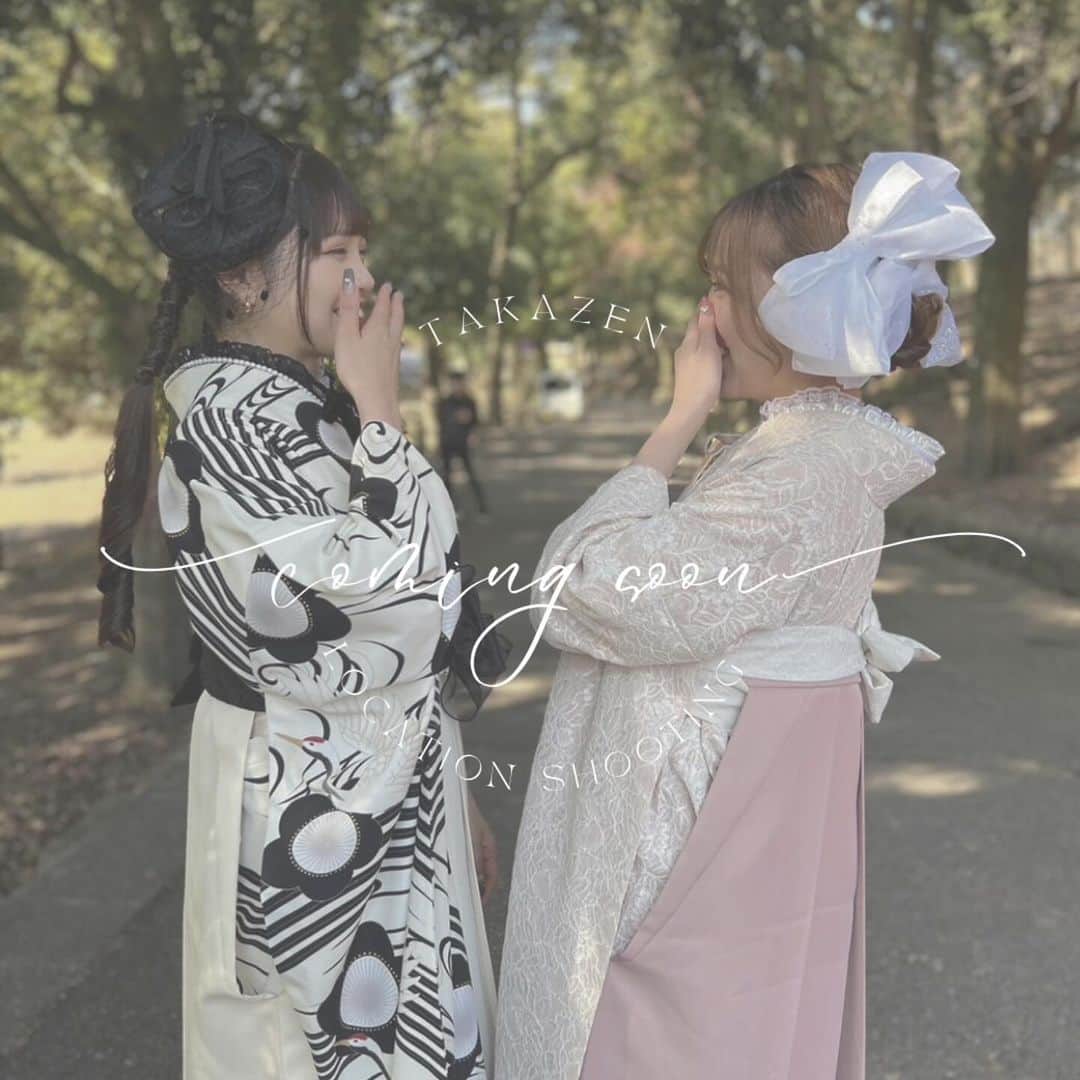 TAKAZENのインスタグラム：「先日奈良に行って袴のロケ撮影を 行ってきました〜！🦌💖  色んなデザイン、ジャンルの袴を撮影してきました！！  12/1より発表となりますので お楽しみに〜😆🎀✨  ・－・－・－・－・－・－・－・－・－・ TAKAZEN梅田本店  #takazen#タカゼン #furisodedoll #フリソデドール #成人式#卒業式 #振袖#袴 #前撮り#成人式前撮り #袴前撮り #ヘアアレンジ#ヘアメイク #ヘアセット #振袖レンタル断トツNO1 #成人式振袖断トツNO1 #振袖レンタル大阪 #大阪振袖レンタル #振袖レンタル #成人式ヘア #振袖ヘア #振袖ヘアアレンジ #振袖髪型 #振袖コーデ #ハタチ #卒業式ヘア  #大阪梅田振袖 #奈良」