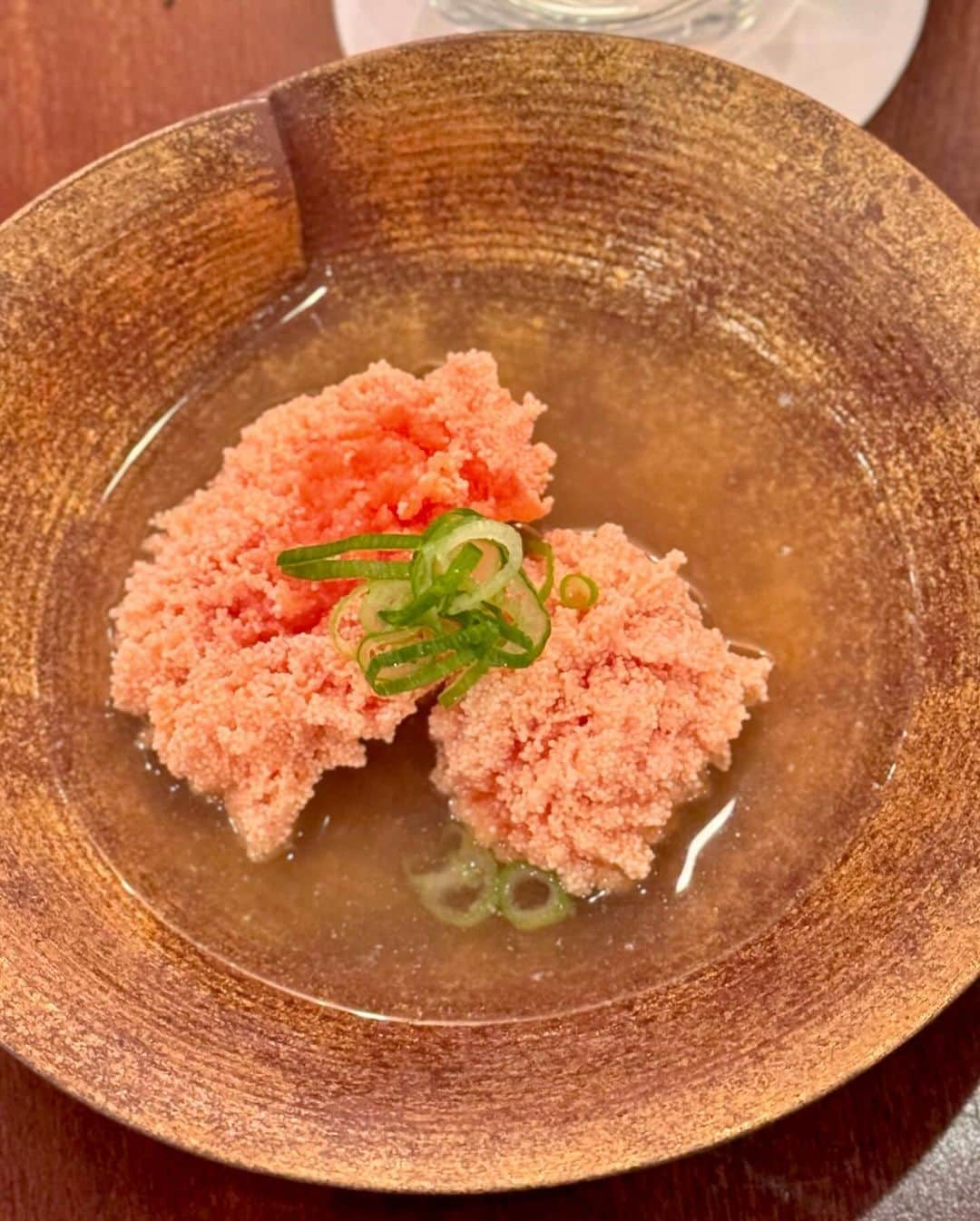 秋山具義さんのインスタグラム写真 - (秋山具義Instagram)「おでんで季節を体感する。 中目黒『関西煮 理』の香箱蟹のかに面は、浜茹でして送ってもらったものなので、身がふっくら、卵も味噌も出汁と合わさってめちゃくちゃ美味しい！ 牡蠣、鱈の白子、たらこのおでんも最高！ いつものトマトチーズ鉄板リゾットは天才的に美味しい！  #関西煮理 #かに面 #具義おでん2023 #具義中目黒2023」11月17日 1時28分 - gugitter
